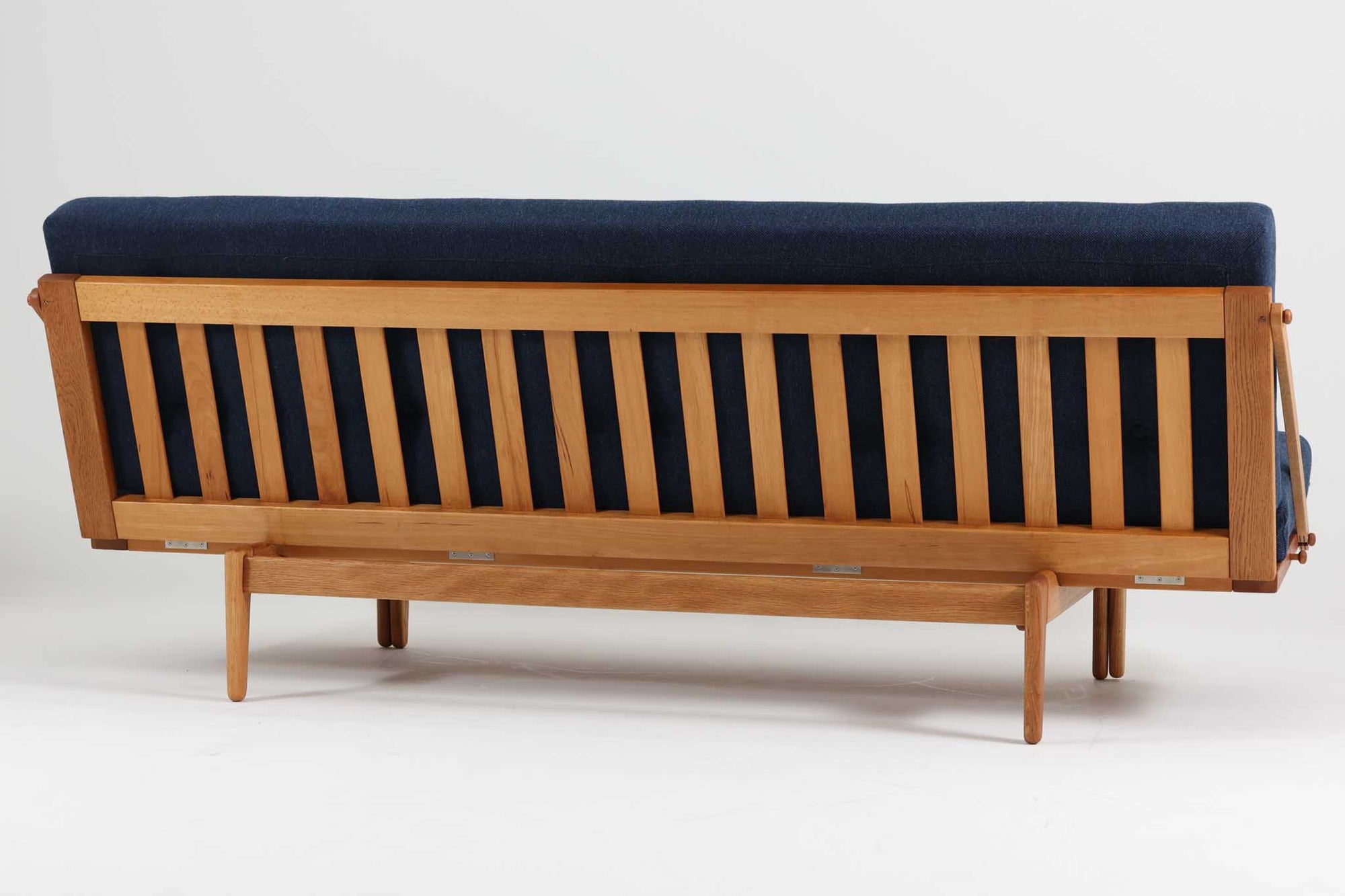 Poul m. Voltherによるデイベッドは、機能的で美しいデザインが特徴のビンテージ家具です。ソファとしての使用だけでなく、背もたれを倒すとリラックスできるベッドとしても使用できるため、用途に応じて柔軟に使えます。良質なオーク材が使用されたフレームとスラット構造が安定感を与え、クッション内部にはスプリングが内包されており、快適な座り心地と寝心地を提供してくれます。