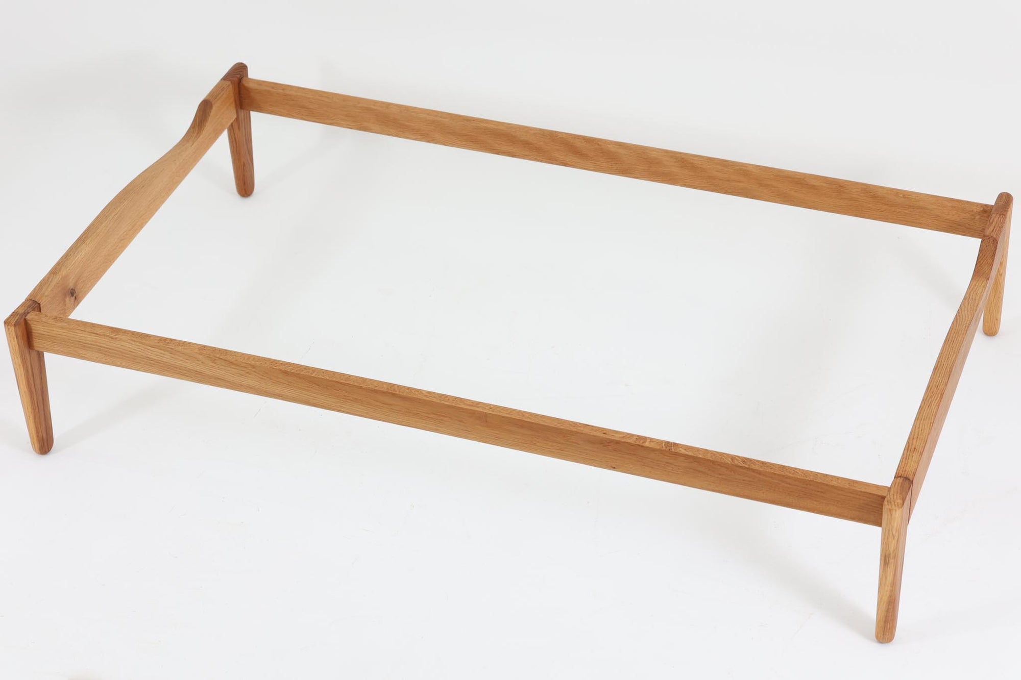 Poul m. Voltherによるデイベッドは、機能的で美しいデザインが特徴のビンテージ家具です。ソファとしての使用だけでなく、背もたれを倒すとリラックスできるベッドとしても使用できるため、用途に応じて柔軟に使えます。良質なオーク材が使用されたフレームとスラット構造が安定感を与え、クッション内部にはスプリングが内包されており、快適な座り心地と寝心地を提供してくれます。