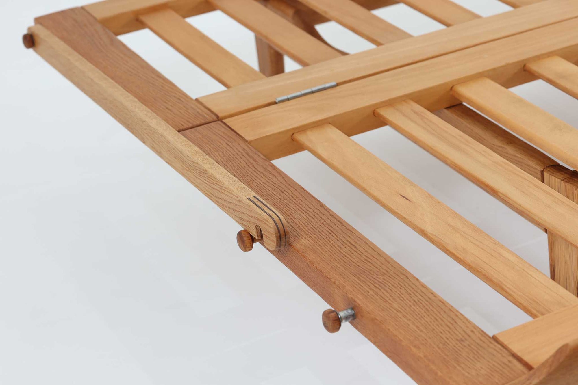 Poul m. Voltherによるデイベッドは、機能的で美しいデザインが特徴のビンテージ家具です。ソファとしての使用だけでなく、背もたれを倒すとリラックスできるベッドとしても使用できるため、用途に応じて柔軟に使えます。良質なオーク材が使用されたフレームとスラット構造が安定感を与え、クッション内部にはスプリングが内包されており、快適な座り心地と寝心地を提供してくれます。