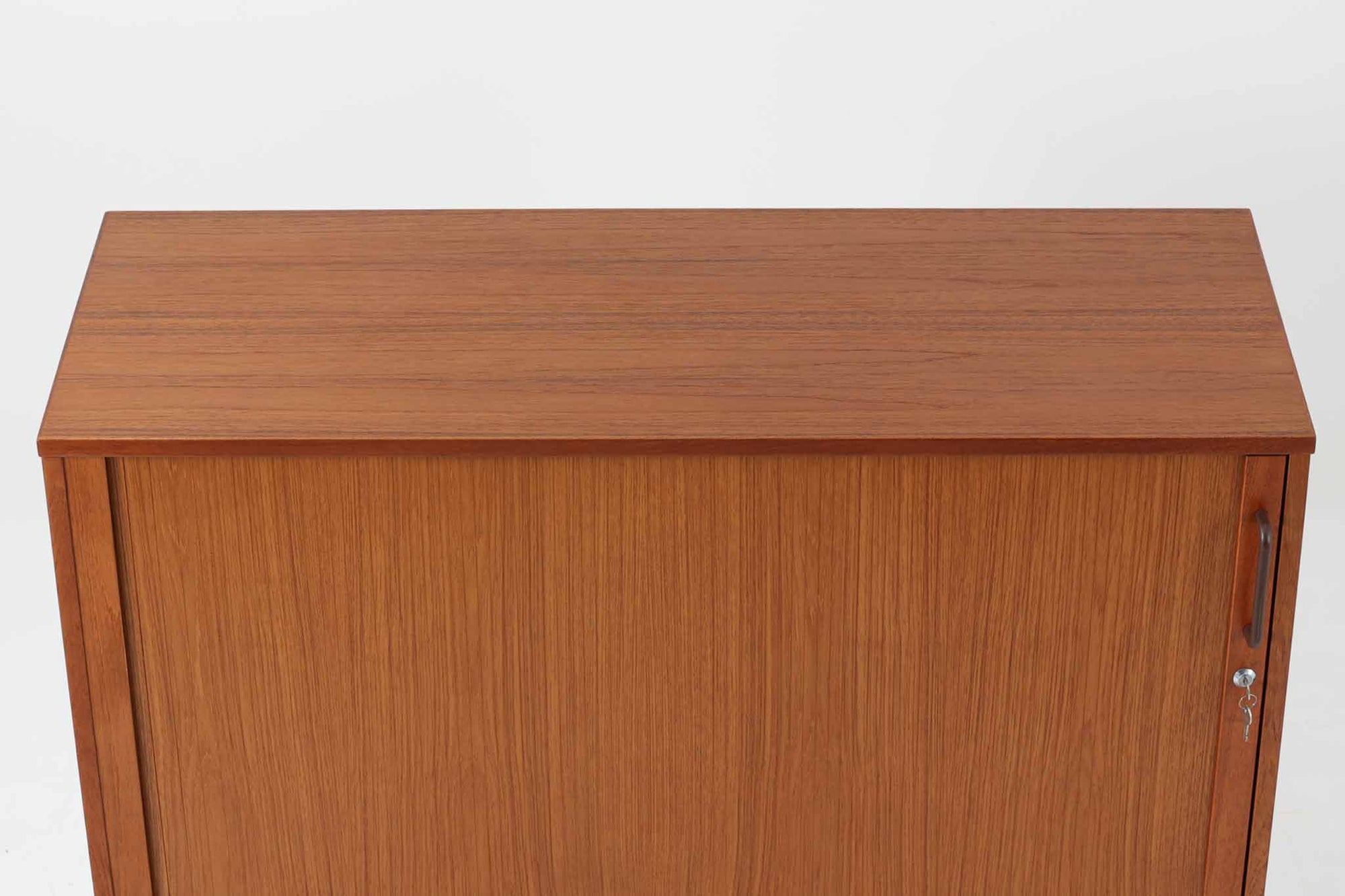 デンマーク製のキャビネットです。北欧家具らしい蛇腹式の扉が使用されています。収納部にはA4サイズの書類が収納可能なプラスチック製の引き出しと高さ調整可能な棚が付属しており使い勝手が良さそうです。本体には良質なチーク材が使用されています。