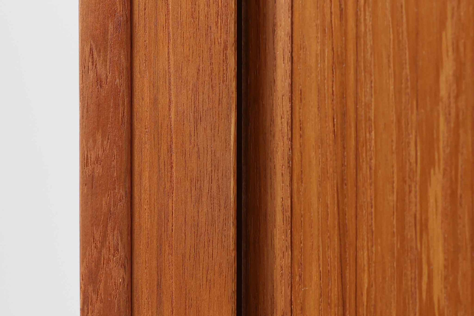 デンマーク製のキャビネットです。北欧家具らしい蛇腹式の扉が使用されています。収納部にはA4サイズの書類が収納可能なプラスチック製の引き出しと高さ調整可能な棚が付属しており使い勝手が良さそうです。本体には良質なチーク材が使用されています。