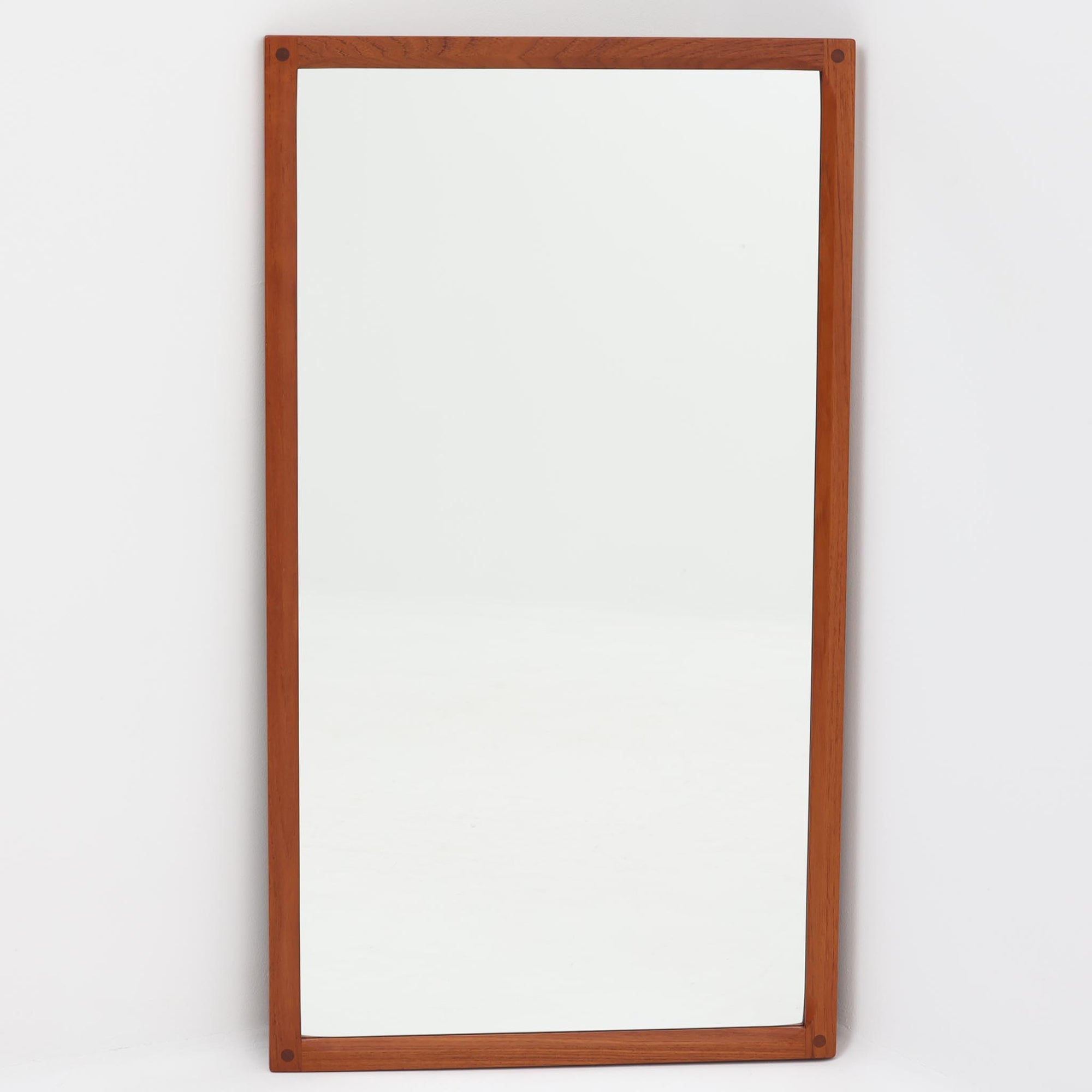 Kai Kristiansenがデザインし、Aksel Kjersgaard社から発表されたモデルNo.166の立て掛けミラーは、洗練されたチーク材フレームとフィンガージョイントの美しい仕上げが魅力の北欧ビンテージ家具です。高さ105cmの程よいサイズ感で、壁に立て掛けて姿見として使えるほか、玄関や寝室などのアクセントとしても活躍します。上質な素材と精緻なつくりが経年とともに味わいを深め、空間に静かな存在感を与えてくれます。