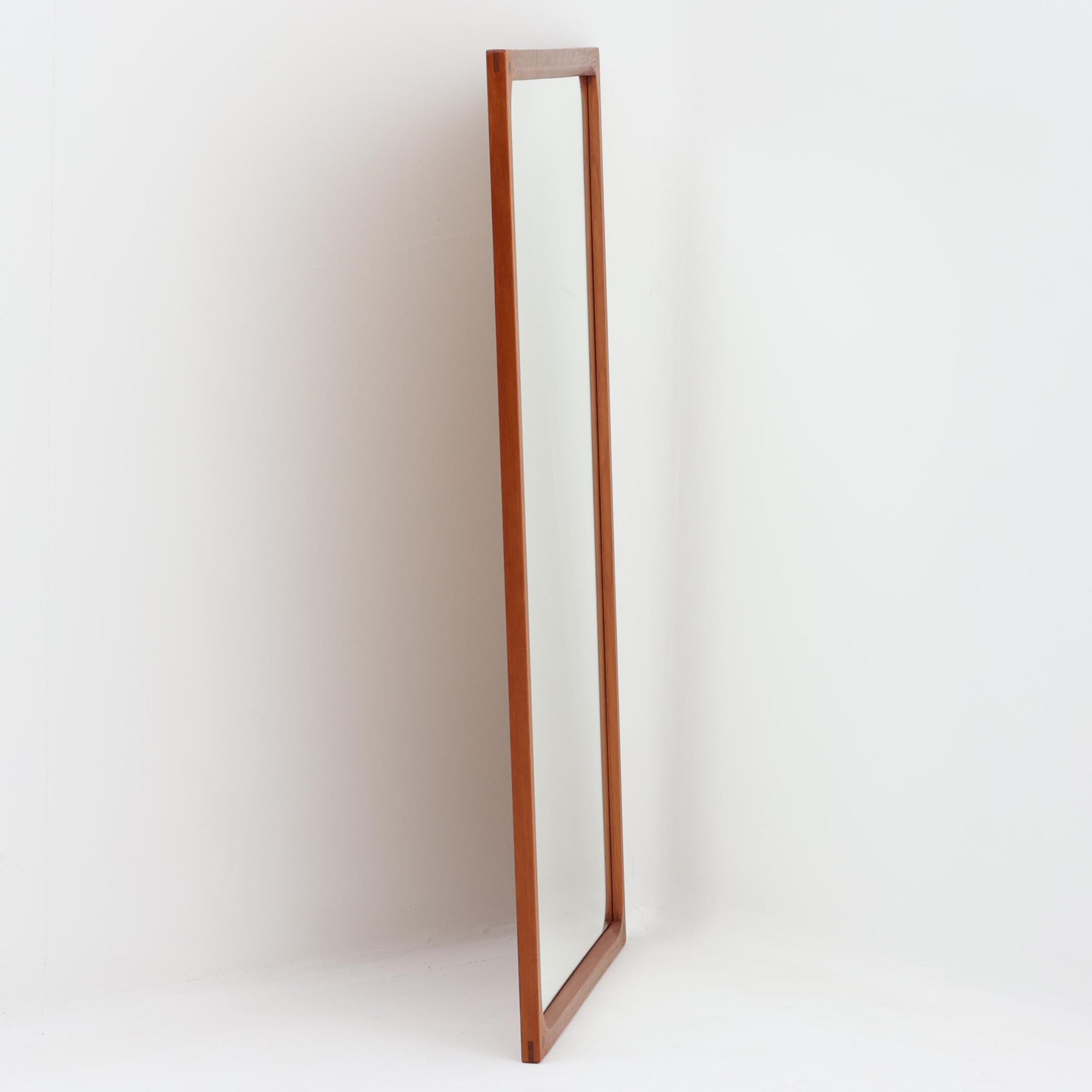 Kai Kristiansenがデザインし、Aksel Kjersgaard社から発表されたモデルNo.166の立て掛けミラーは、洗練されたチーク材フレームとフィンガージョイントの美しい仕上げが魅力の北欧ビンテージ家具です。高さ105cmの程よいサイズ感で、壁に立て掛けて姿見として使えるほか、玄関や寝室などのアクセントとしても活躍します。上質な素材と精緻なつくりが経年とともに味わいを深め、空間に静かな存在感を与えてくれます。