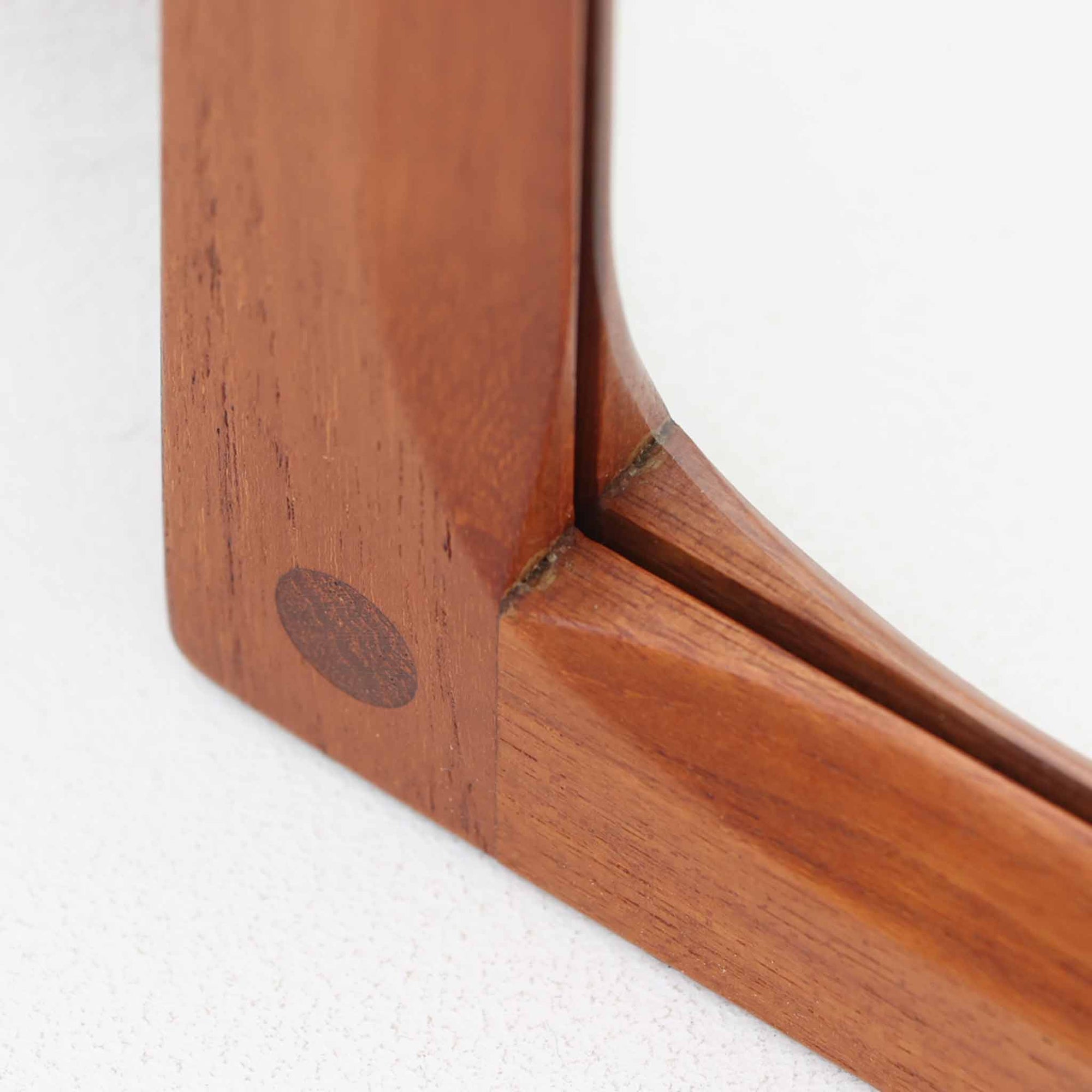 Kai Kristiansenがデザインし、Aksel Kjersgaard社から発表されたモデルNo.166の立て掛けミラーは、洗練されたチーク材フレームとフィンガージョイントの美しい仕上げが魅力の北欧ビンテージ家具です。高さ105cmの程よいサイズ感で、壁に立て掛けて姿見として使えるほか、玄関や寝室などのアクセントとしても活躍します。上質な素材と精緻なつくりが経年とともに味わいを深め、空間に静かな存在感を与えてくれます。