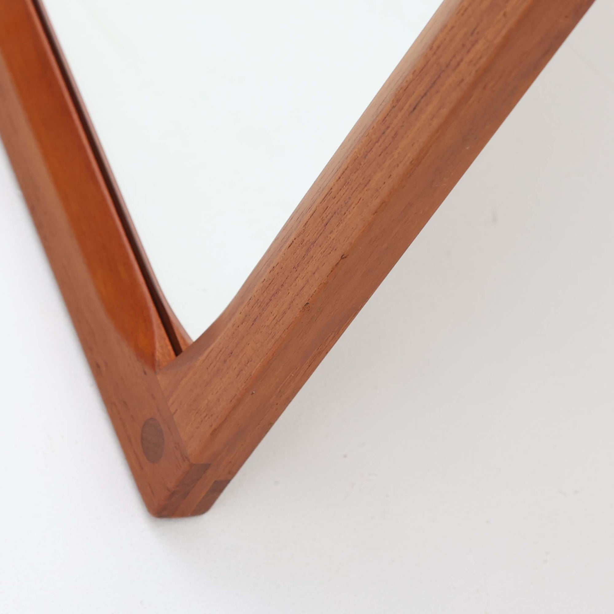 Kai Kristiansenがデザインし、Aksel Kjersgaard社から発表されたモデルNo.166の立て掛けミラーは、洗練されたチーク材フレームとフィンガージョイントの美しい仕上げが魅力の北欧ビンテージ家具です。高さ105cmの程よいサイズ感で、壁に立て掛けて姿見として使えるほか、玄関や寝室などのアクセントとしても活躍します。上質な素材と精緻なつくりが経年とともに味わいを深め、空間に静かな存在感を与えてくれます。