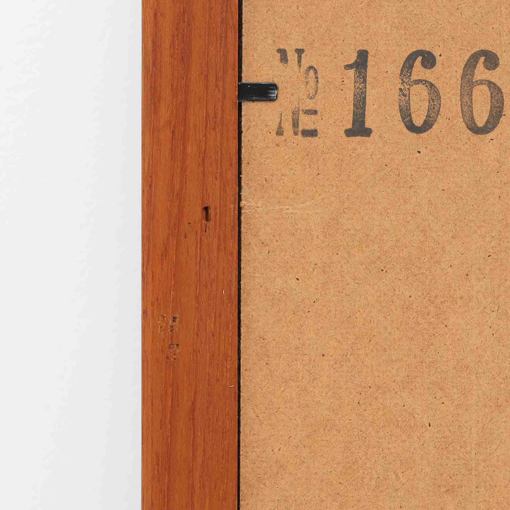 Kai Kristiansenがデザインし、Aksel Kjersgaard社から発表されたモデルNo.166の立て掛けミラーは、洗練されたチーク材フレームとフィンガージョイントの美しい仕上げが魅力の北欧ビンテージ家具です。高さ105cmの程よいサイズ感で、壁に立て掛けて姿見として使えるほか、玄関や寝室などのアクセントとしても活躍します。上質な素材と精緻なつくりが経年とともに味わいを深め、空間に静かな存在感を与えてくれます。