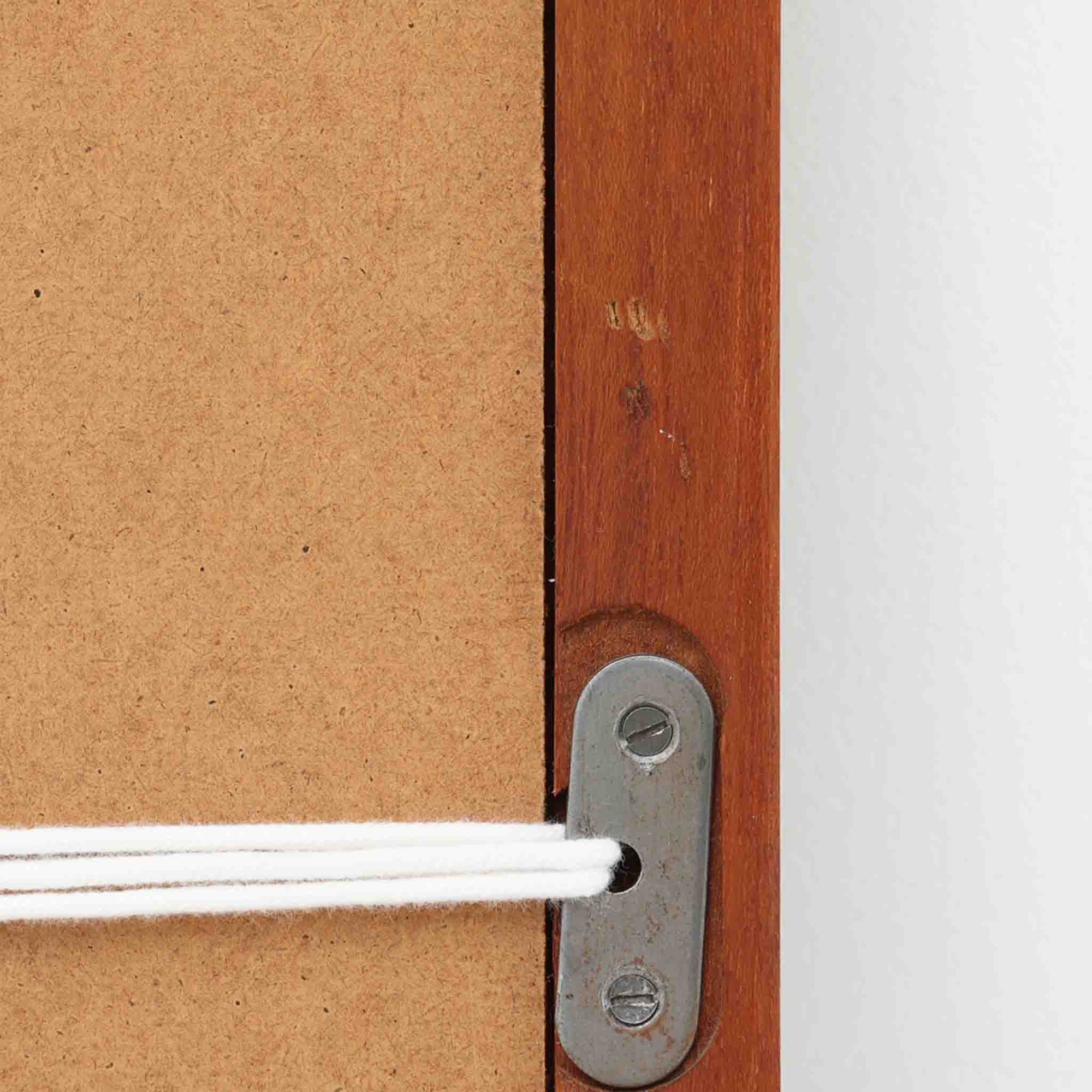 Kai Kristiansenがデザインし、Aksel Kjersgaard社から発表されたモデルNo.166の立て掛けミラーは、洗練されたチーク材フレームとフィンガージョイントの美しい仕上げが魅力の北欧ビンテージ家具です。高さ105cmの程よいサイズ感で、壁に立て掛けて姿見として使えるほか、玄関や寝室などのアクセントとしても活躍します。上質な素材と精緻なつくりが経年とともに味わいを深め、空間に静かな存在感を与えてくれます。