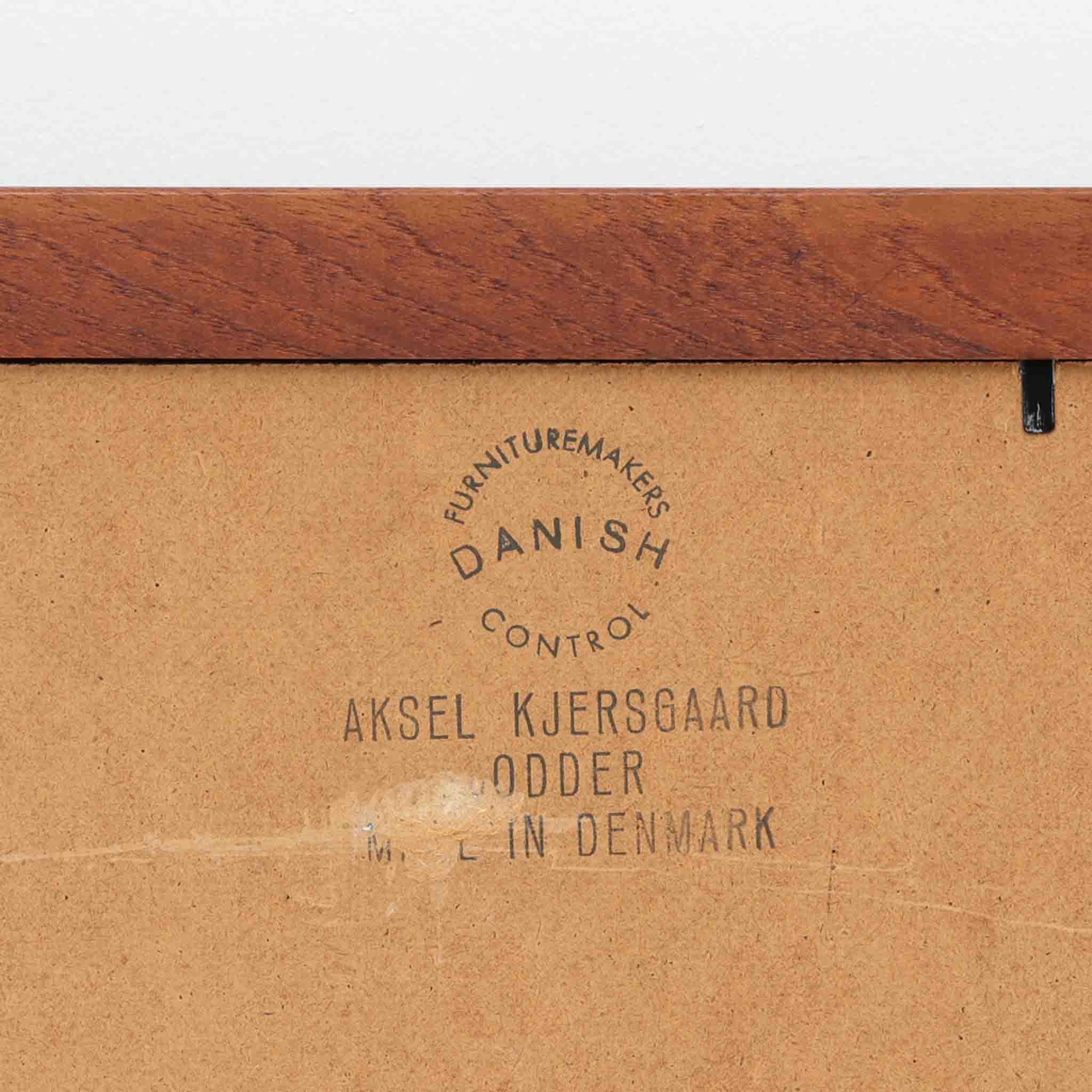 Kai Kristiansenがデザインし、Aksel Kjersgaard社から発表されたモデルNo.166の立て掛けミラーは、洗練されたチーク材フレームとフィンガージョイントの美しい仕上げが魅力の北欧ビンテージ家具です。高さ105cmの程よいサイズ感で、壁に立て掛けて姿見として使えるほか、玄関や寝室などのアクセントとしても活躍します。上質な素材と精緻なつくりが経年とともに味わいを深め、空間に静かな存在感を与えてくれます。