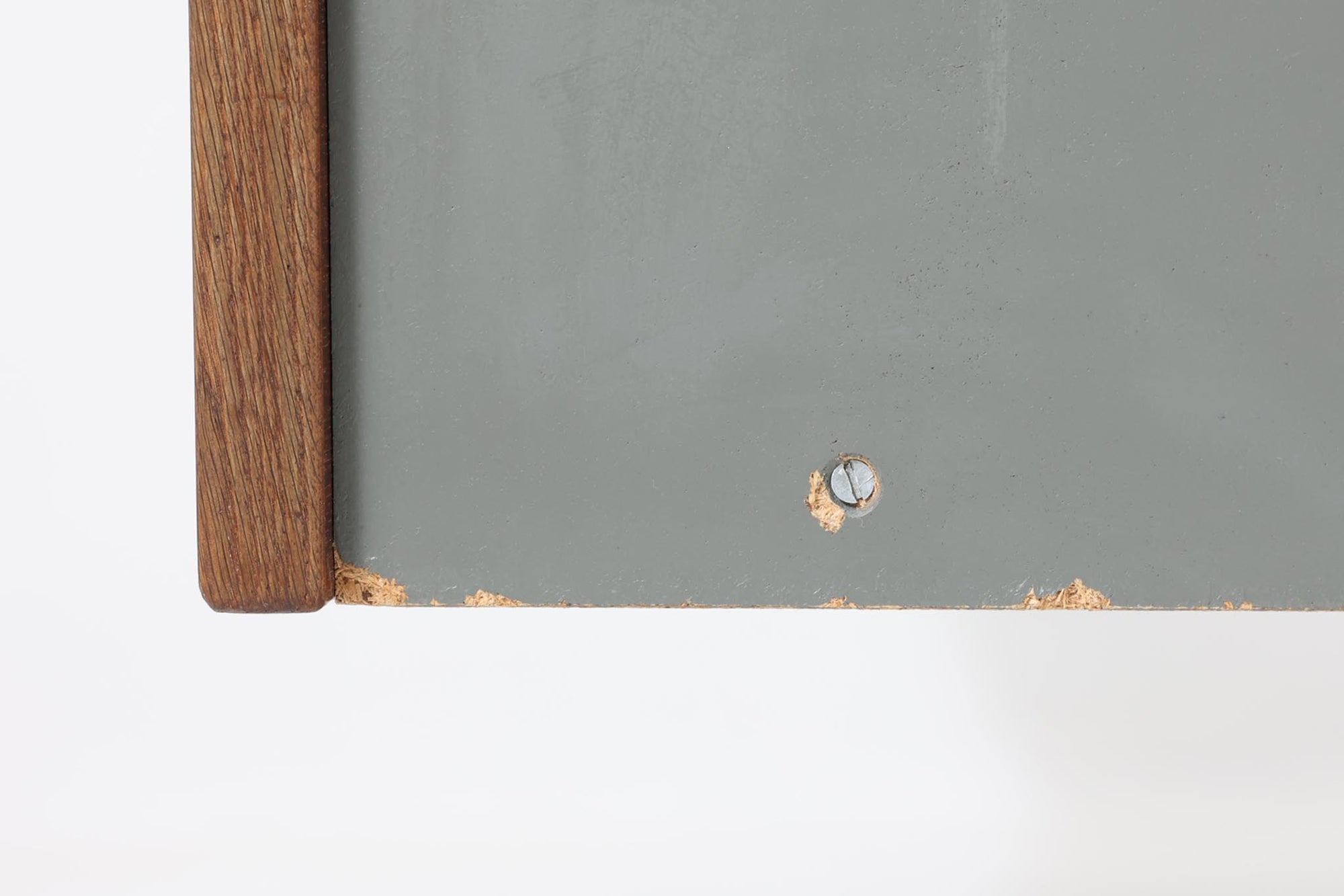 デンマークの老舗家具メーカーGetama（ゲタマ）製、Hans J. Wegner（ハンス・J・ウェグナー）デザインの名作デイベッド「GE258」です。フレームには深みのあるダークオーク材を使用しており、落ち着いた色味と上品な木目が魅力です。背もたれは後方に倒すことでベッドとして使用可能な構造で、ミニマルで美しいラインと機能性を兼ね備えた北欧デザインの代表作です。クッションはベージュ系のファブリックにて張り替え済みで、モダンでやわらかな印象を与えます。リビングやゲストルームにも最適な一台です。