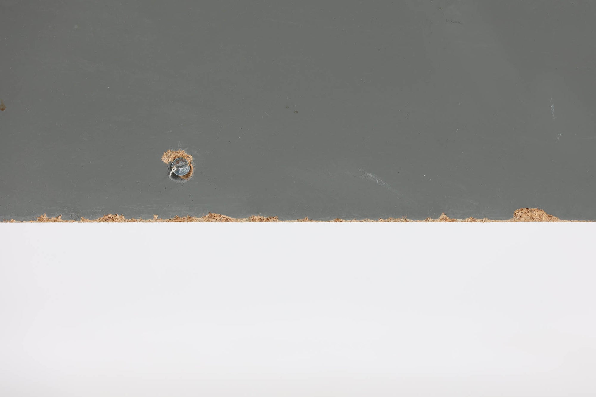 デンマークの老舗家具メーカーGetama（ゲタマ）製、Hans J. Wegner（ハンス・J・ウェグナー）デザインの名作デイベッド「GE258」です。フレームには深みのあるダークオーク材を使用しており、落ち着いた色味と上品な木目が魅力です。背もたれは後方に倒すことでベッドとして使用可能な構造で、ミニマルで美しいラインと機能性を兼ね備えた北欧デザインの代表作です。クッションはベージュ系のファブリックにて張り替え済みで、モダンでやわらかな印象を与えます。リビングやゲストルームにも最適な一台です。