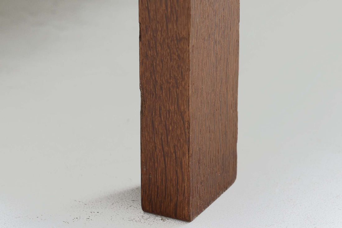デンマークの老舗家具メーカーGetama（ゲタマ）製、Hans J. Wegner（ハンス・J・ウェグナー）デザインの名作デイベッド「GE258」です。フレームには深みのあるダークオーク材を使用しており、落ち着いた色味と上品な木目が魅力です。背もたれは後方に倒すことでベッドとして使用可能な構造で、ミニマルで美しいラインと機能性を兼ね備えた北欧デザインの代表作です。クッションはベージュ系のファブリックにて張り替え済みで、モダンでやわらかな印象を与えます。リビングやゲストルームにも最適な一台です。