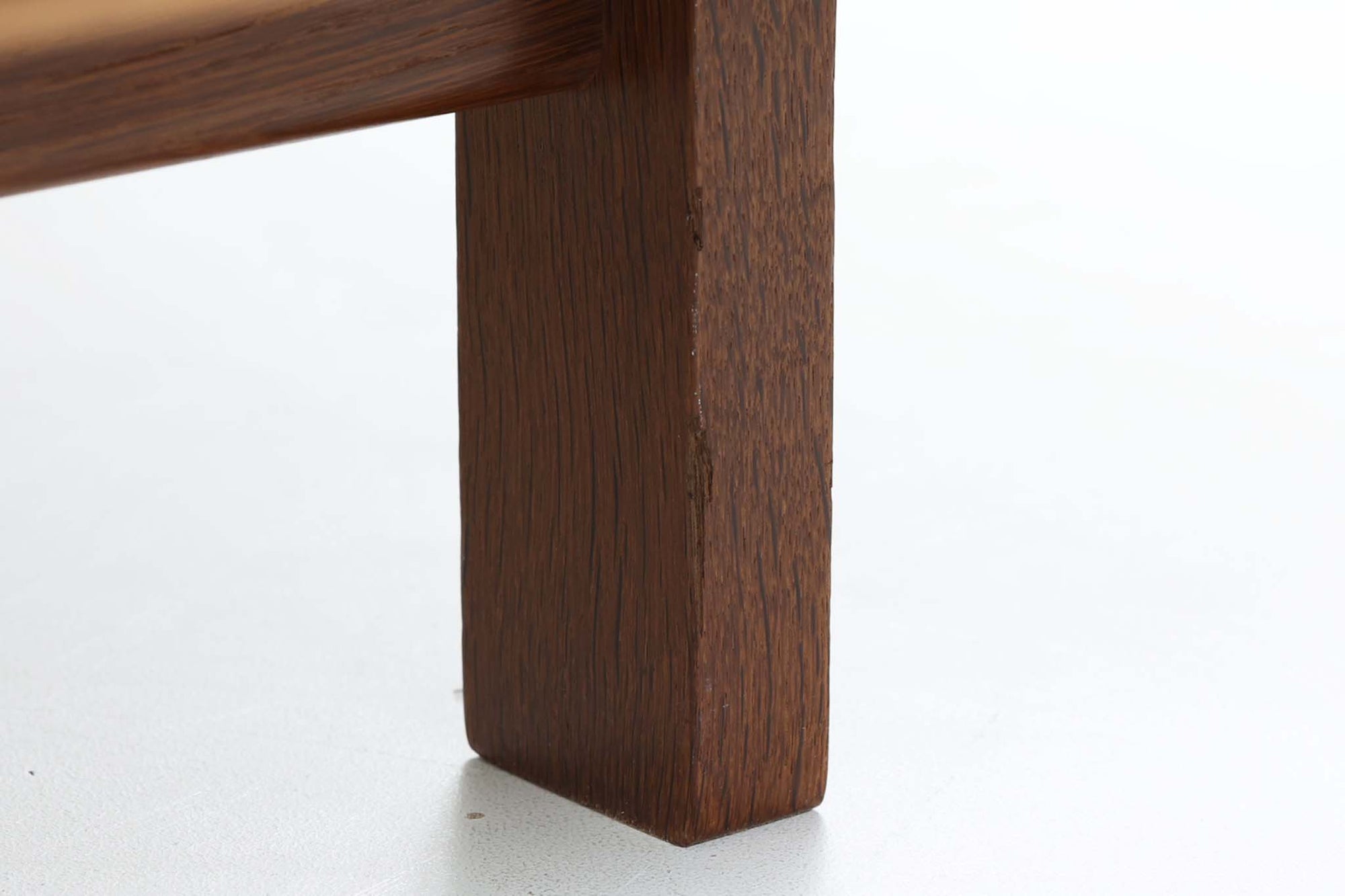 デンマークの老舗家具メーカーGetama（ゲタマ）製、Hans J. Wegner（ハンス・J・ウェグナー）デザインの名作デイベッド「GE258」です。フレームには深みのあるダークオーク材を使用しており、落ち着いた色味と上品な木目が魅力です。背もたれは後方に倒すことでベッドとして使用可能な構造で、ミニマルで美しいラインと機能性を兼ね備えた北欧デザインの代表作です。クッションはベージュ系のファブリックにて張り替え済みで、モダンでやわらかな印象を与えます。リビングやゲストルームにも最適な一台です。