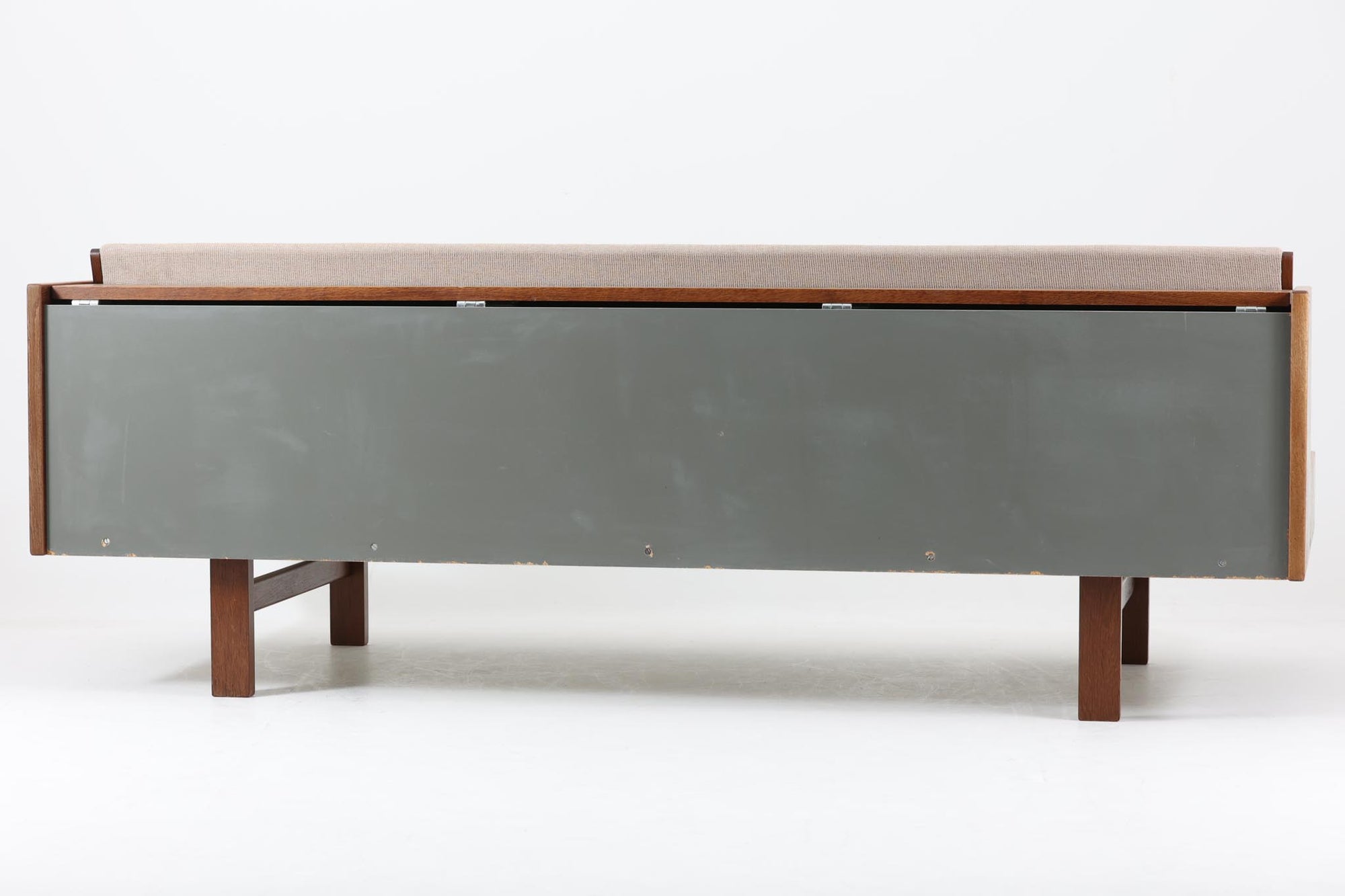 デンマークの老舗家具メーカーGetama（ゲタマ）製、Hans J. Wegner（ハンス・J・ウェグナー）デザインの名作デイベッド「GE258」です。フレームには深みのあるダークオーク材を使用しており、落ち着いた色味と上品な木目が魅力です。背もたれは後方に倒すことでベッドとして使用可能な構造で、ミニマルで美しいラインと機能性を兼ね備えた北欧デザインの代表作です。クッションはベージュ系のファブリックにて張り替え済みで、モダンでやわらかな印象を与えます。リビングやゲストルームにも最適な一台です。