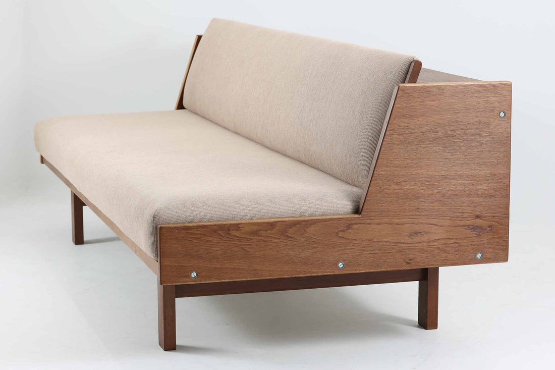 デンマークの老舗家具メーカーGetama（ゲタマ）製、Hans J. Wegner（ハンス・J・ウェグナー）デザインの名作デイベッド「GE258」です。フレームには深みのあるダークオーク材を使用しており、落ち着いた色味と上品な木目が魅力です。背もたれは後方に倒すことでベッドとして使用可能な構造で、ミニマルで美しいラインと機能性を兼ね備えた北欧デザインの代表作です。クッションはベージュ系のファブリックにて張り替え済みで、モダンでやわらかな印象を与えます。リビングやゲストルームにも最適な一台です。