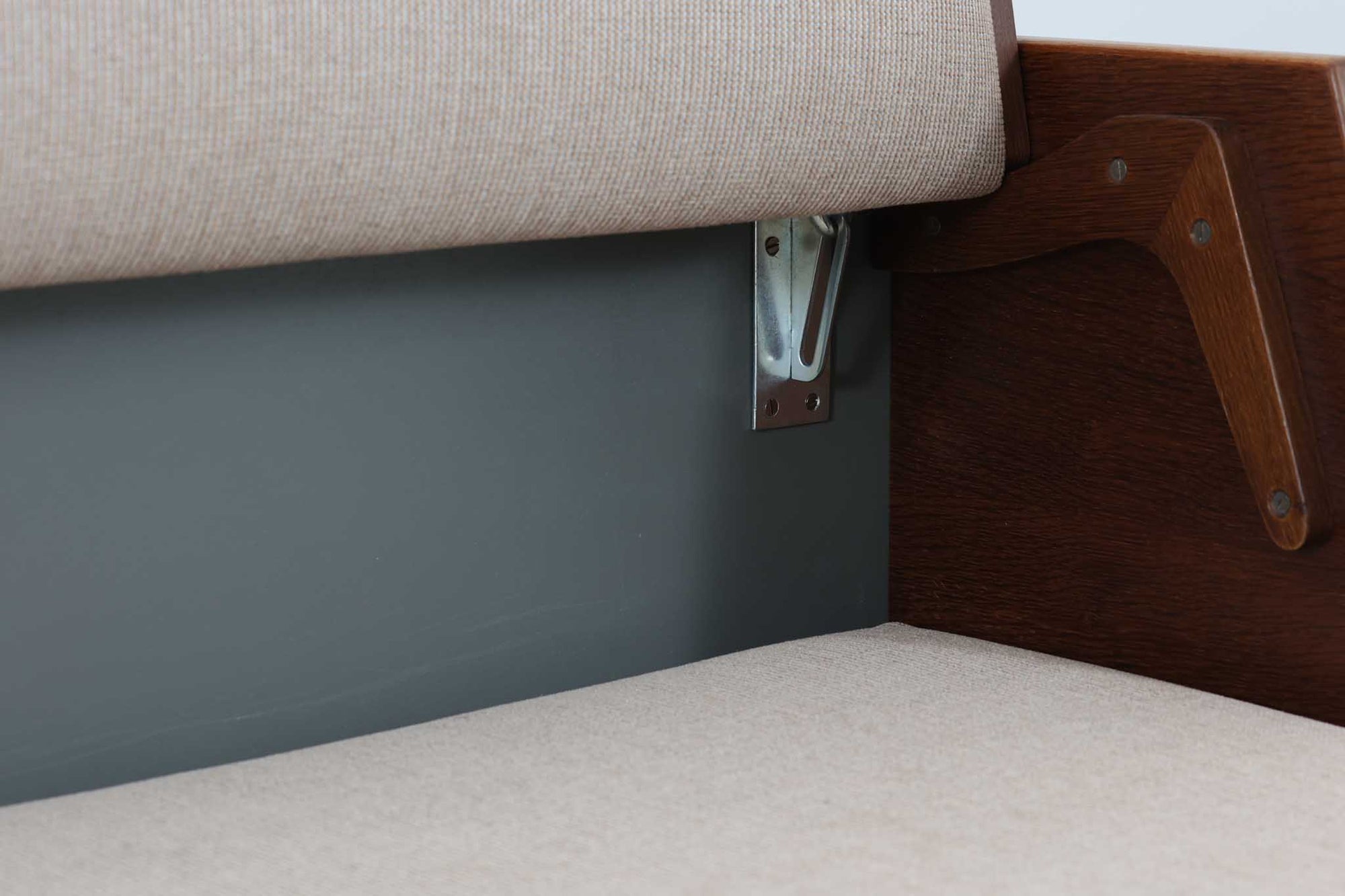 デンマークの老舗家具メーカーGetama（ゲタマ）製、Hans J. Wegner（ハンス・J・ウェグナー）デザインの名作デイベッド「GE258」です。フレームには深みのあるダークオーク材を使用しており、落ち着いた色味と上品な木目が魅力です。背もたれは後方に倒すことでベッドとして使用可能な構造で、ミニマルで美しいラインと機能性を兼ね備えた北欧デザインの代表作です。クッションはベージュ系のファブリックにて張り替え済みで、モダンでやわらかな印象を与えます。リビングやゲストルームにも最適な一台です。