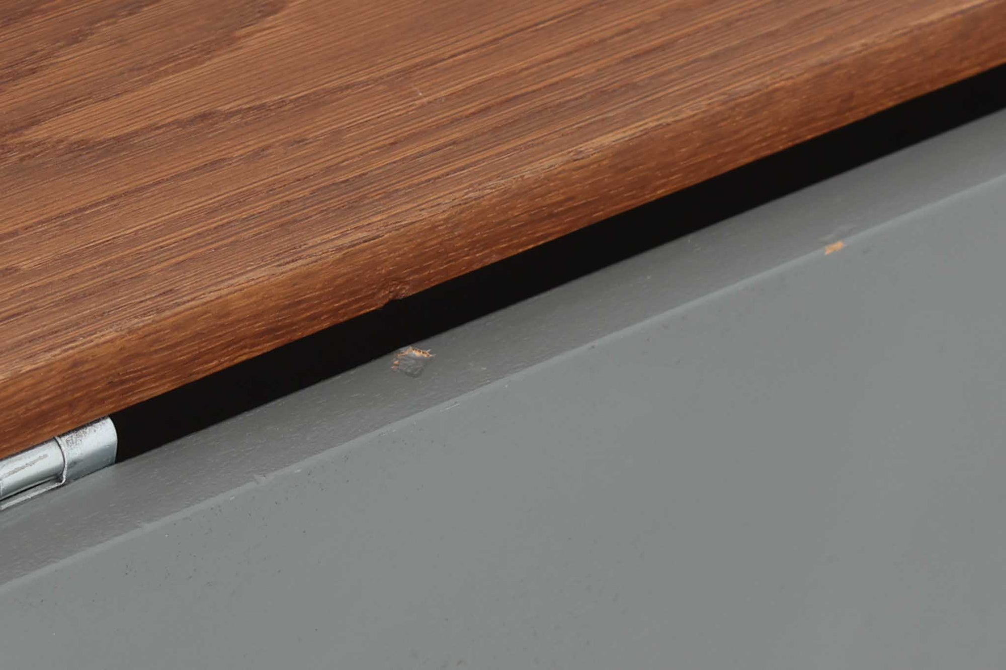 デンマークの老舗家具メーカーGetama（ゲタマ）製、Hans J. Wegner（ハンス・J・ウェグナー）デザインの名作デイベッド「GE258」です。フレームには深みのあるダークオーク材を使用しており、落ち着いた色味と上品な木目が魅力です。背もたれは後方に倒すことでベッドとして使用可能な構造で、ミニマルで美しいラインと機能性を兼ね備えた北欧デザインの代表作です。クッションはベージュ系のファブリックにて張り替え済みで、モダンでやわらかな印象を与えます。リビングやゲストルームにも最適な一台です。