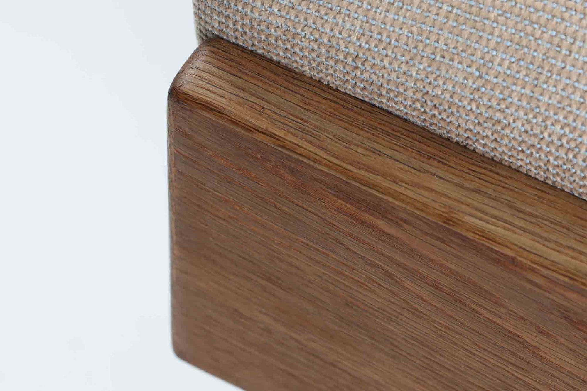 デンマークの老舗家具メーカーGetama（ゲタマ）製、Hans J. Wegner（ハンス・J・ウェグナー）デザインの名作デイベッド「GE258」です。フレームには深みのあるダークオーク材を使用しており、落ち着いた色味と上品な木目が魅力です。背もたれは後方に倒すことでベッドとして使用可能な構造で、ミニマルで美しいラインと機能性を兼ね備えた北欧デザインの代表作です。クッションはベージュ系のファブリックにて張り替え済みで、モダンでやわらかな印象を与えます。リビングやゲストルームにも最適な一台です。