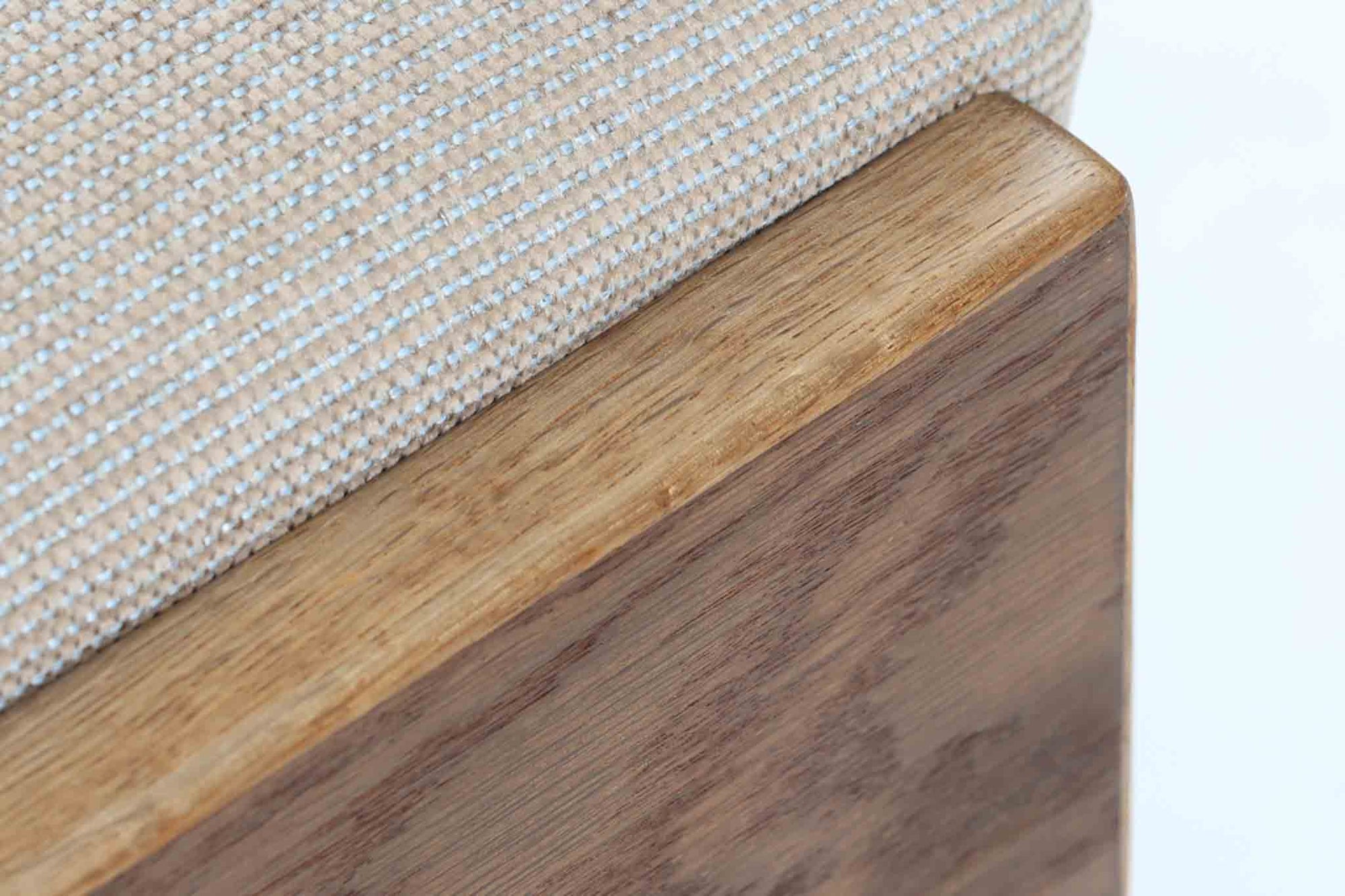 デンマークの老舗家具メーカーGetama（ゲタマ）製、Hans J. Wegner（ハンス・J・ウェグナー）デザインの名作デイベッド「GE258」です。フレームには深みのあるダークオーク材を使用しており、落ち着いた色味と上品な木目が魅力です。背もたれは後方に倒すことでベッドとして使用可能な構造で、ミニマルで美しいラインと機能性を兼ね備えた北欧デザインの代表作です。クッションはベージュ系のファブリックにて張り替え済みで、モダンでやわらかな印象を与えます。リビングやゲストルームにも最適な一台です。