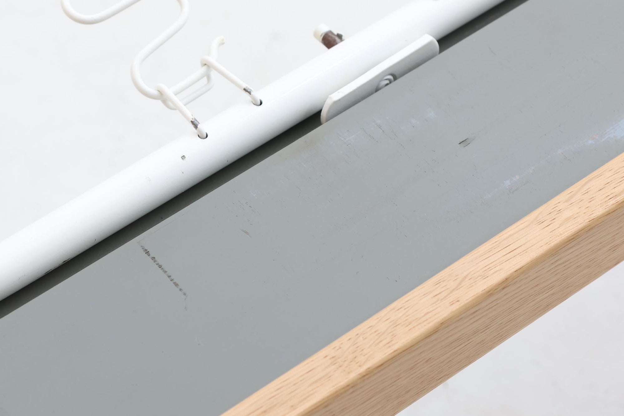 北欧より買い付けたHans J. WegnerデザインによるGETAmA社製のベッドフレームは、シンプルで洗練されたデザインが特徴です。空間を広く感じさせるスッキリとしたラインが、どんなインテリアにも調和します。本体には高品質なオーク材が使用されており、自然な木目の美しさと温かみを感じることができます。シングルサイズのマットレスに対応しています。マットレスは付属しておりませんので、別途ご用意ください。。