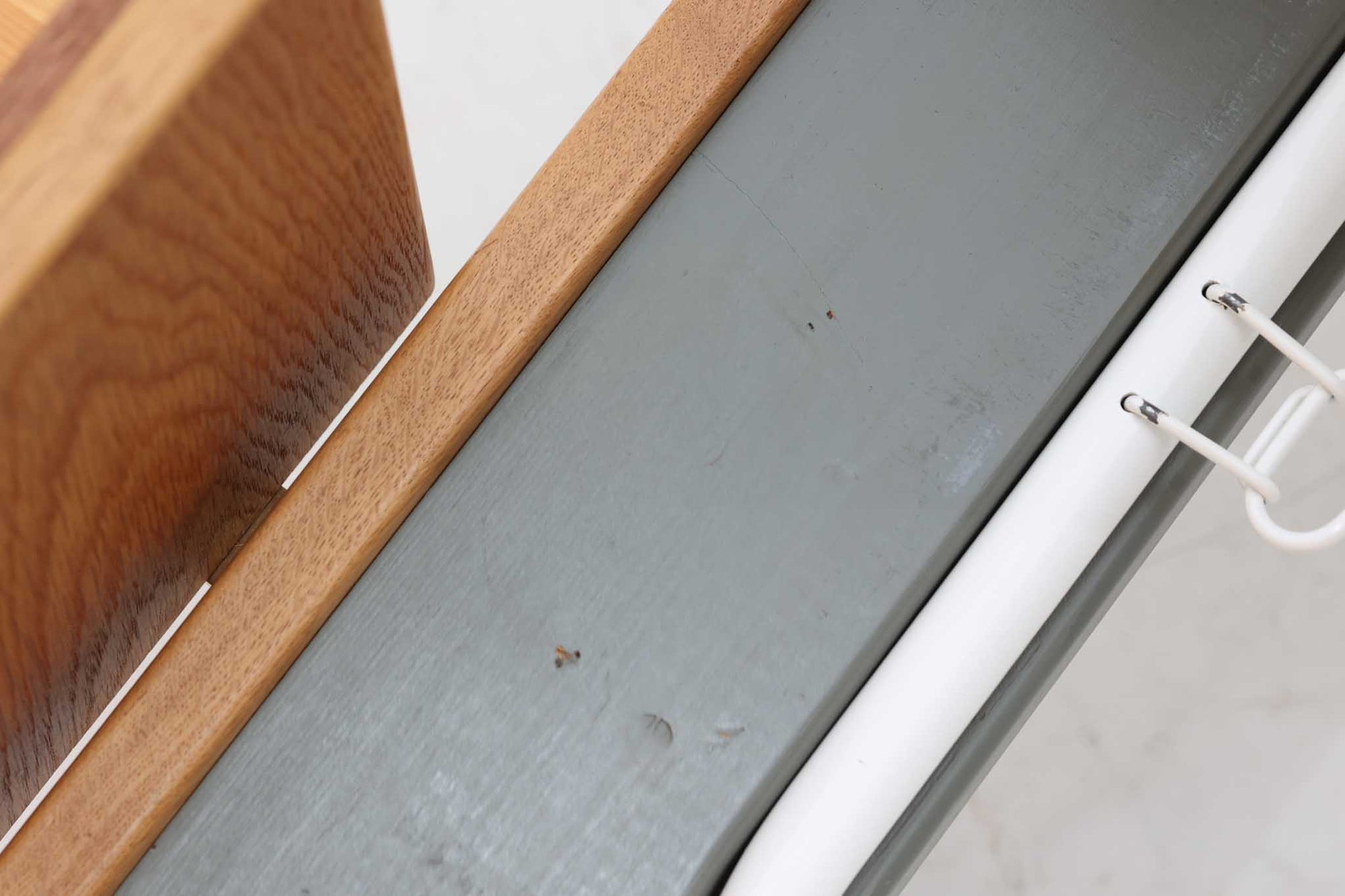 北欧より買い付けたHans J. WegnerデザインによるGETAmA社製のベッドフレームは、シンプルで洗練されたデザインが特徴です。空間を広く感じさせるスッキリとしたラインが、どんなインテリアにも調和します。本体には高品質なオーク材が使用されており、自然な木目の美しさと温かみを感じることができます。シングルサイズのマットレスに対応しています。マットレスは付属しておりませんので、別途ご用意ください。。