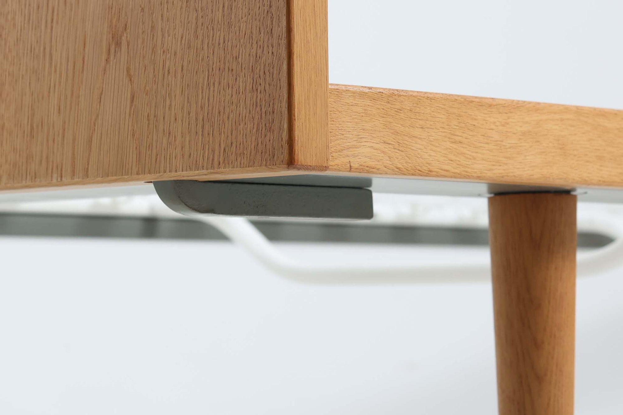 北欧より買い付けたHans J. WegnerデザインによるGETAmA社製のベッドフレームは、シンプルで洗練されたデザインが特徴です。空間を広く感じさせるスッキリとしたラインが、どんなインテリアにも調和します。本体には高品質なオーク材が使用されており、自然な木目の美しさと温かみを感じることができます。シングルサイズのマットレスに対応しています。マットレスは付属しておりませんので、別途ご用意ください。。