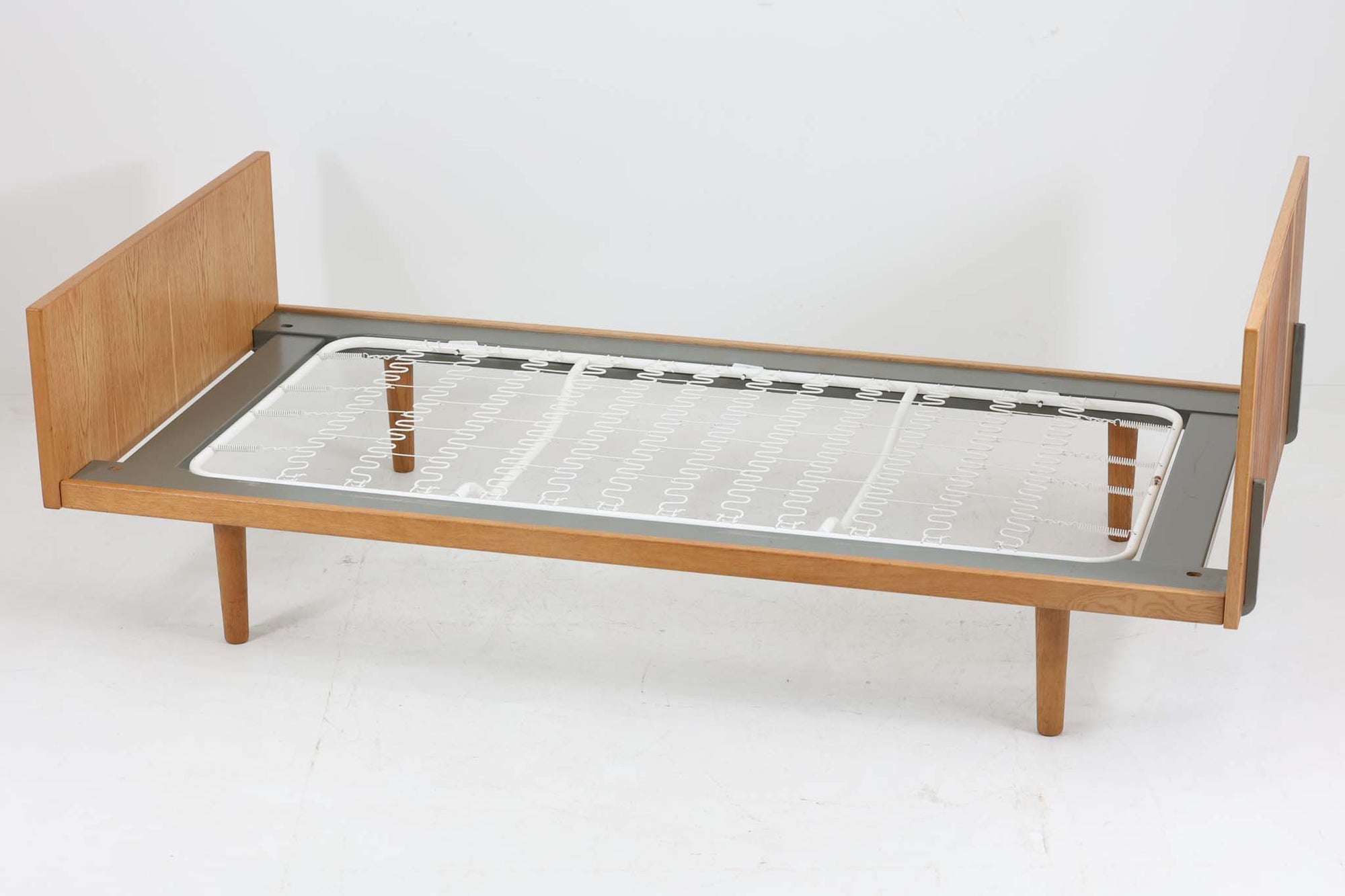 北欧より買い付けたHans J. WegnerデザインによるGETAmA社製のベッドフレームは、シンプルで洗練されたデザインが特徴です。空間を広く感じさせるスッキリとしたラインが、どんなインテリアにも調和します。本体には高品質なオーク材が使用されており、自然な木目の美しさと温かみを感じることができます。シングルサイズのマットレスに対応しています。マットレスは付属しておりませんので、別途ご用意ください。。