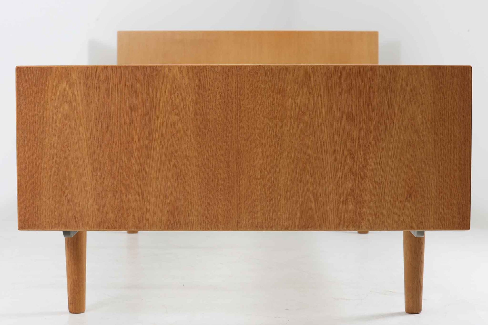 北欧より買い付けたHans J. WegnerデザインによるGETAmA社製のベッドフレームは、シンプルで洗練されたデザインが特徴です。空間を広く感じさせるスッキリとしたラインが、どんなインテリアにも調和します。本体には高品質なオーク材が使用されており、自然な木目の美しさと温かみを感じることができます。シングルサイズのマットレスに対応しています。マットレスは付属しておりませんので、別途ご用意ください。。