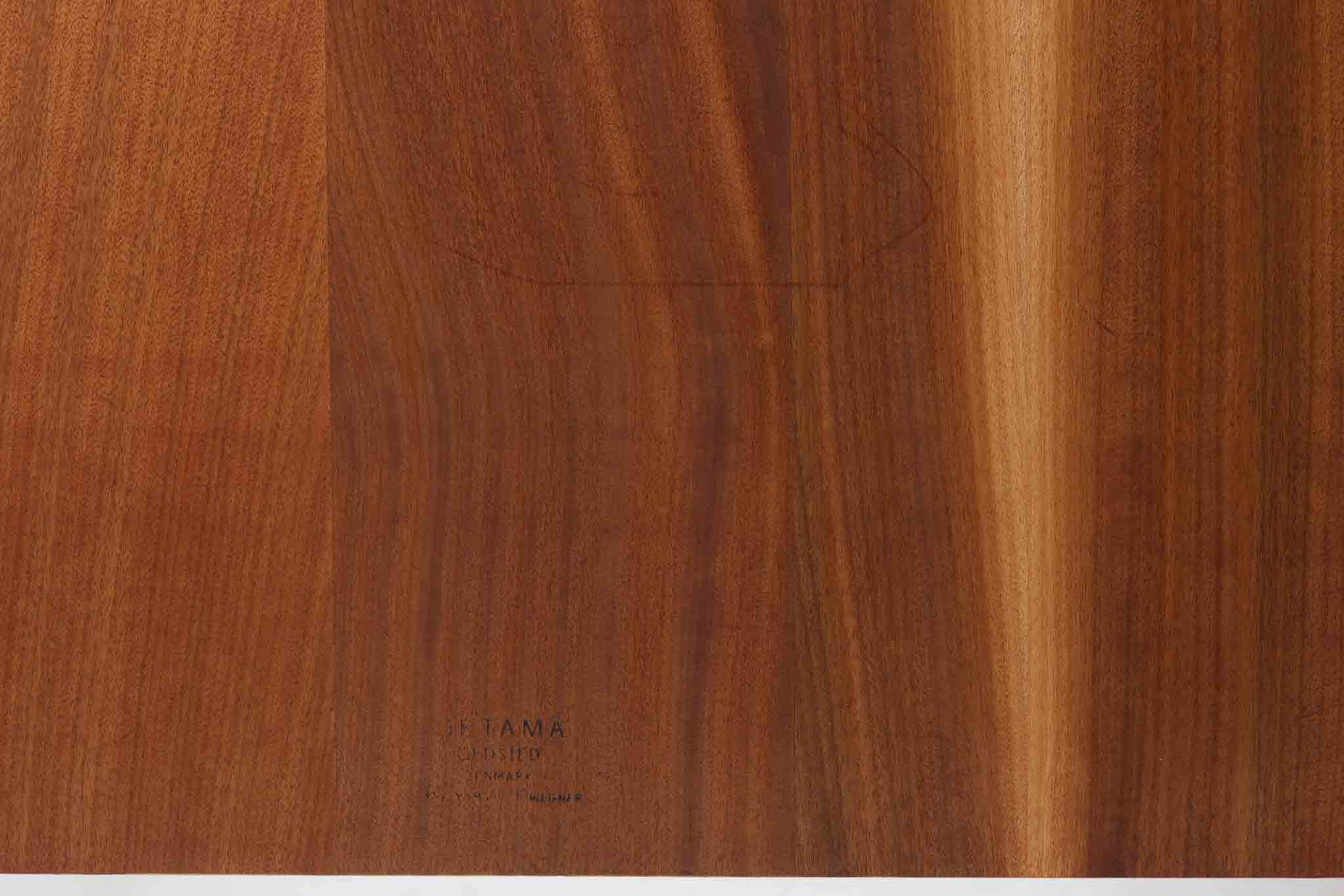 北欧より買い付けたHans J. WegnerデザインによるGETAmA社製のベッドフレームは、シンプルで洗練されたデザインが特徴です。空間を広く感じさせるスッキリとしたラインが、どんなインテリアにも調和します。本体には高品質なオーク材が使用されており、自然な木目の美しさと温かみを感じることができます。シングルサイズのマットレスに対応しています。マットレスは付属しておりませんので、別途ご用意ください。。