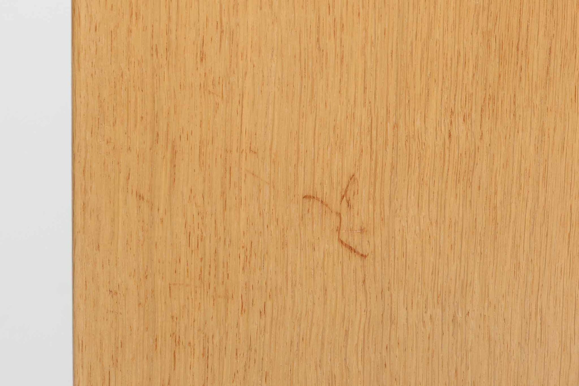 北欧より買い付けたHans J. WegnerデザインによるGETAmA社製のベッドフレームは、シンプルで洗練されたデザインが特徴です。空間を広く感じさせるスッキリとしたラインが、どんなインテリアにも調和します。本体には高品質なオーク材が使用されており、自然な木目の美しさと温かみを感じることができます。シングルサイズのマットレスに対応しています。マットレスは付属しておりませんので、別途ご用意ください。。