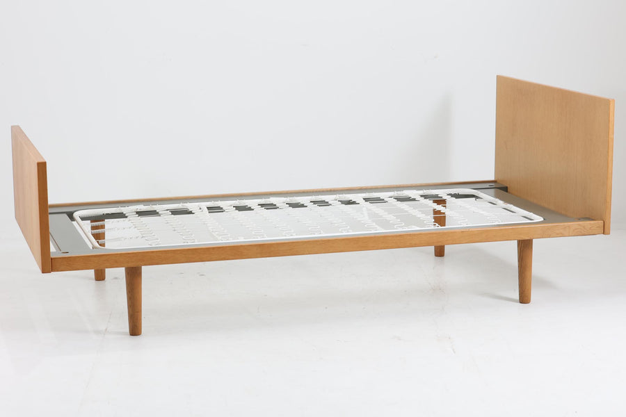 北欧より買い付けたHans J. WegnerデザインによるGETAmA社製のベッドフレームは、シンプルで洗練されたデザインが特徴です。空間を広く感じさせるスッキリとしたラインが、どんなインテリアにも調和します。本体には高品質なオーク材が使用されており、自然な木目の美しさと温かみを感じることができます。シングルサイズのマットレスに対応しています。マットレスは付属しておりませんので、別途ご用意ください。。