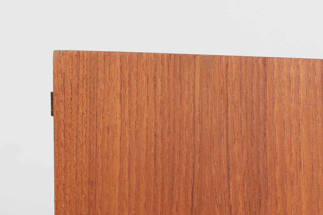 温かみのあるチーク材を贅沢に使用したデンマーク製のチェストドレッサーです。上段の天板を開けるとミラーが現れ、内部には小物収納に便利な引き出しと仕切り棚が備えられており、機能性に優れています。下部には3段の引き出しが配置され、衣類や日用品の収納にも対応。丸みを帯びた脚部や、手掛かりの滑らかな曲線が北欧ビンテージ家具ならではの優美なディテールを際立たせています。寝室やリビングでの収納兼用ドレッサーとしておすすめの一台です。