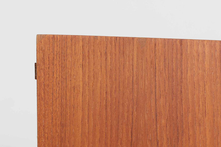 温かみのあるチーク材を贅沢に使用したデンマーク製のチェストドレッサーです。上段の天板を開けるとミラーが現れ、内部には小物収納に便利な引き出しと仕切り棚が備えられており、機能性に優れています。下部には3段の引き出しが配置され、衣類や日用品の収納にも対応。丸みを帯びた脚部や、手掛かりの滑らかな曲線が北欧ビンテージ家具ならではの優美なディテールを際立たせています。寝室やリビングでの収納兼用ドレッサーとしておすすめの一台です。