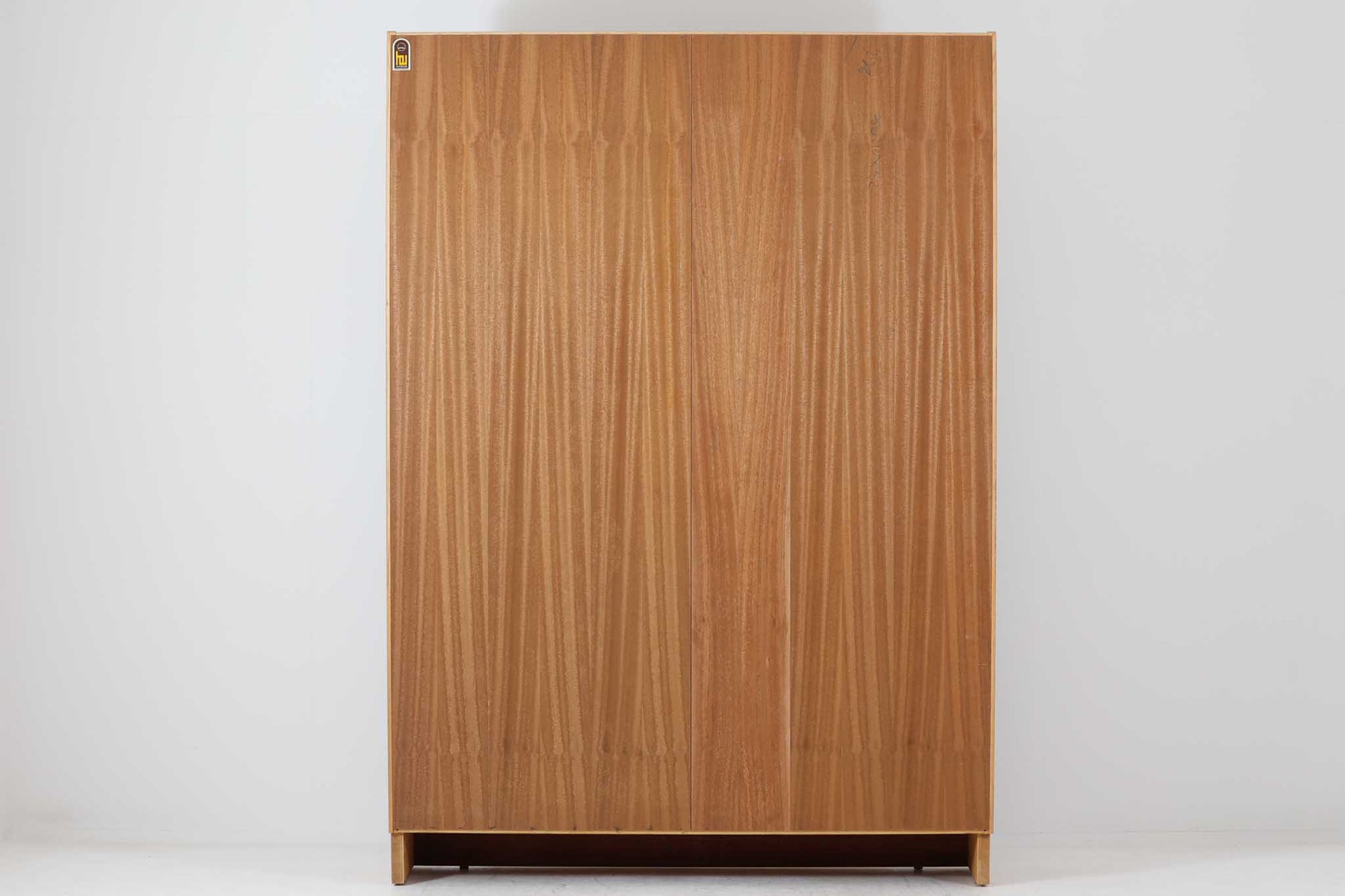 Hundevad &amp; Co社製の造りが良いブックシェルフです。良質なオーク材が使用されています。大型で様々な本が収納可能です。Poul Hundevadならではの棚板前面のスリットとタボが見えない設計により非常にすっきりとした印象に仕上がっています。