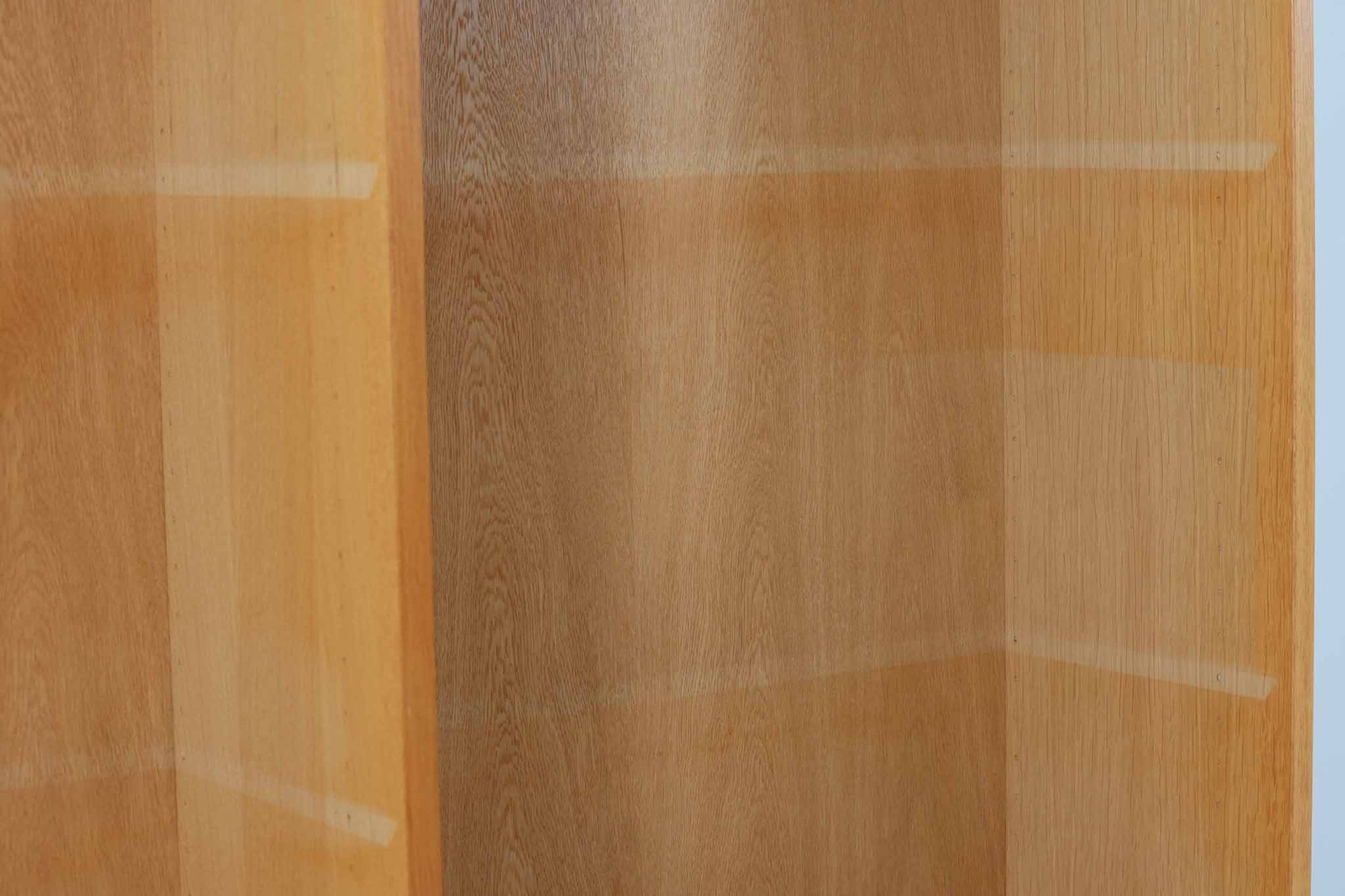 Hundevad &amp; Co社製の造りが良いブックシェルフです。良質なオーク材が使用されています。大型で様々な本が収納可能です。Poul Hundevadならではの棚板前面のスリットとタボが見えない設計により非常にすっきりとした印象に仕上がっています。