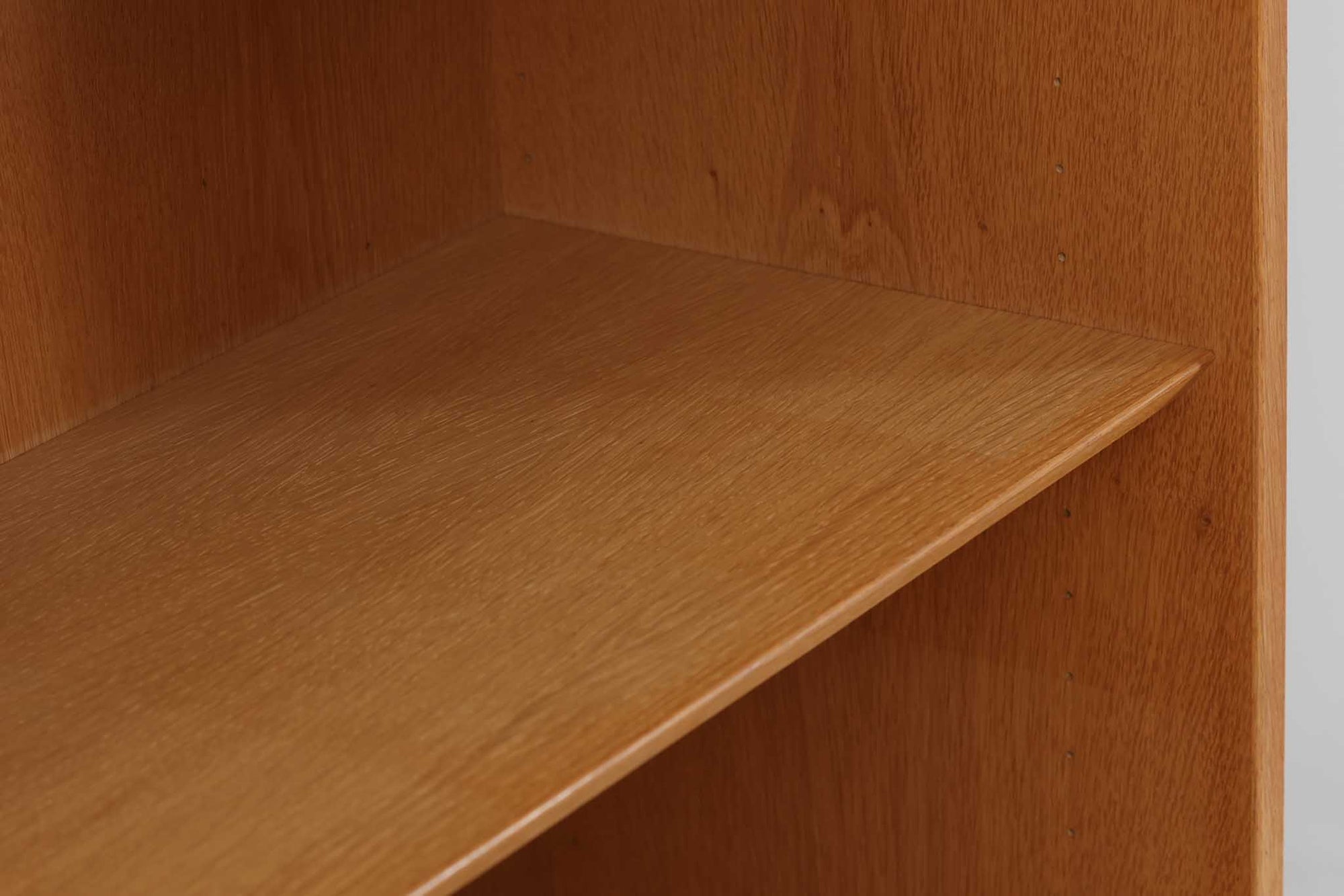 Hundevad &amp; Co社製の造りが良いブックシェルフです。良質なオーク材が使用されています。大型で様々な本が収納可能です。Poul Hundevadならではの棚板前面のスリットとタボが見えない設計により非常にすっきりとした印象に仕上がっています。