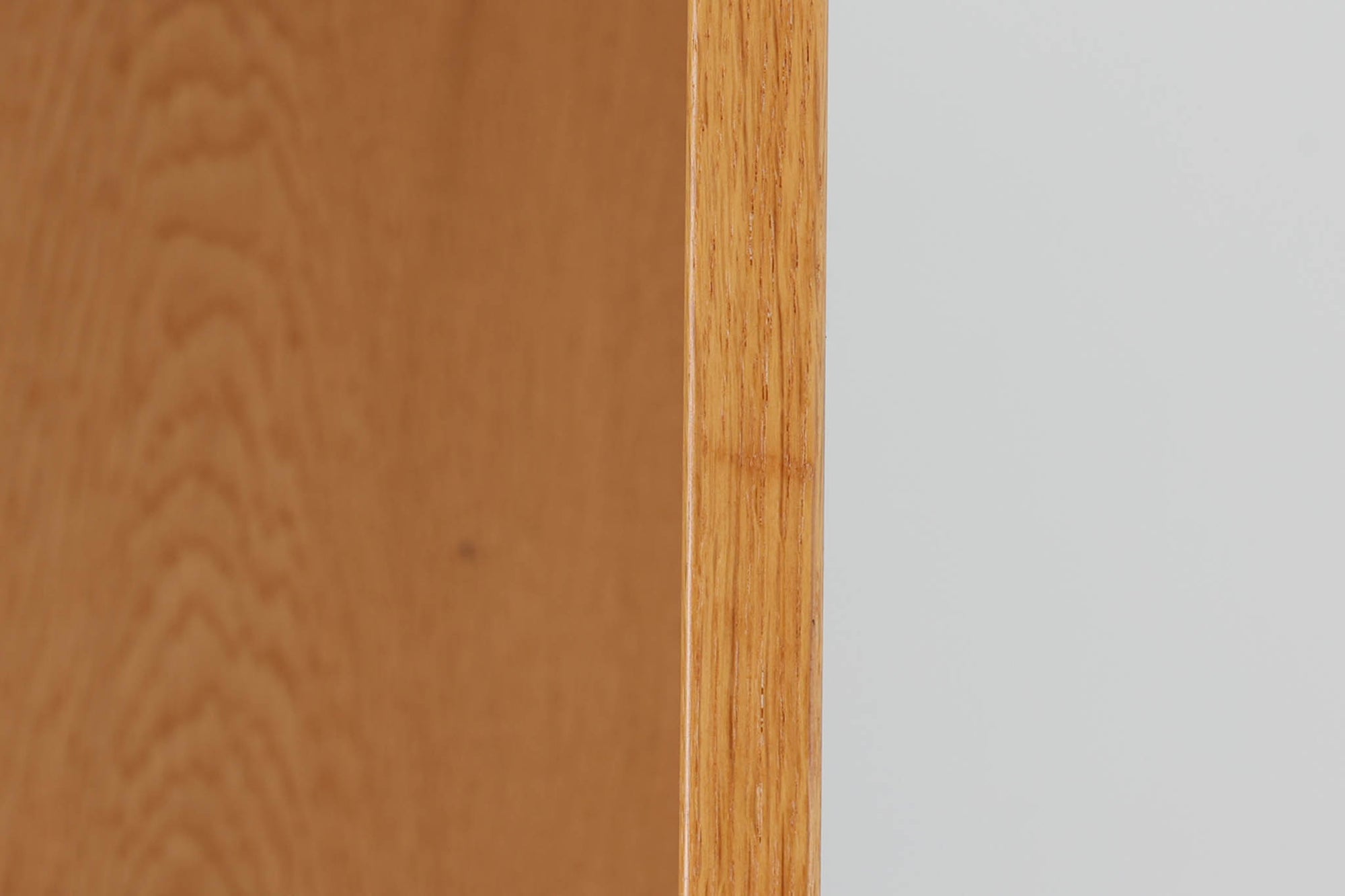 Hundevad &amp; Co社製の造りが良いブックシェルフです。良質なオーク材が使用されています。大型で様々な本が収納可能です。Poul Hundevadならではの棚板前面のスリットとタボが見えない設計により非常にすっきりとした印象に仕上がっています。