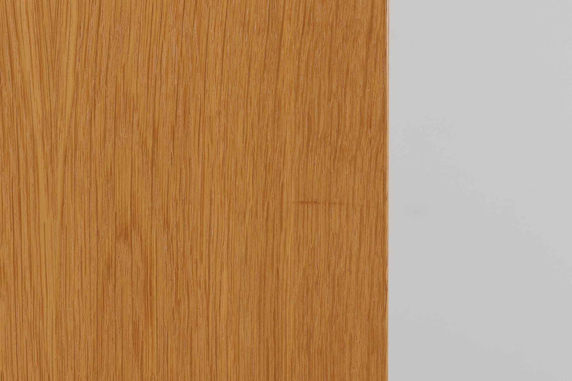 Hundevad &amp; Co社製の造りが良いブックシェルフです。良質なオーク材が使用されています。大型で様々な本が収納可能です。Poul Hundevadならではの棚板前面のスリットとタボが見えない設計により非常にすっきりとした印象に仕上がっています。