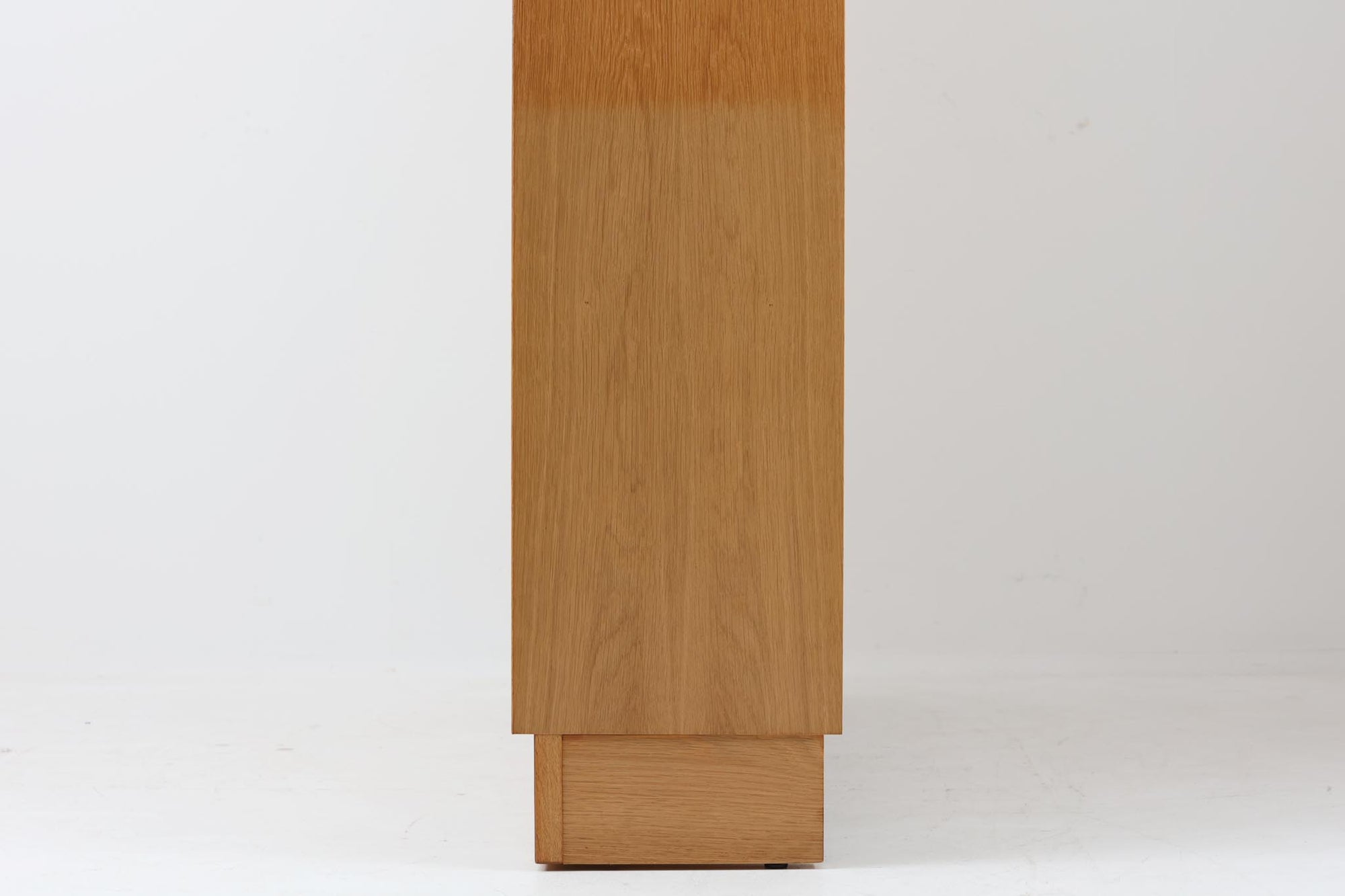 Hundevad &amp; Co社製の造りが良いブックシェルフです。良質なオーク材が使用されています。大型で様々な本が収納可能です。Poul Hundevadならではの棚板前面のスリットとタボが見えない設計により非常にすっきりとした印象に仕上がっています。