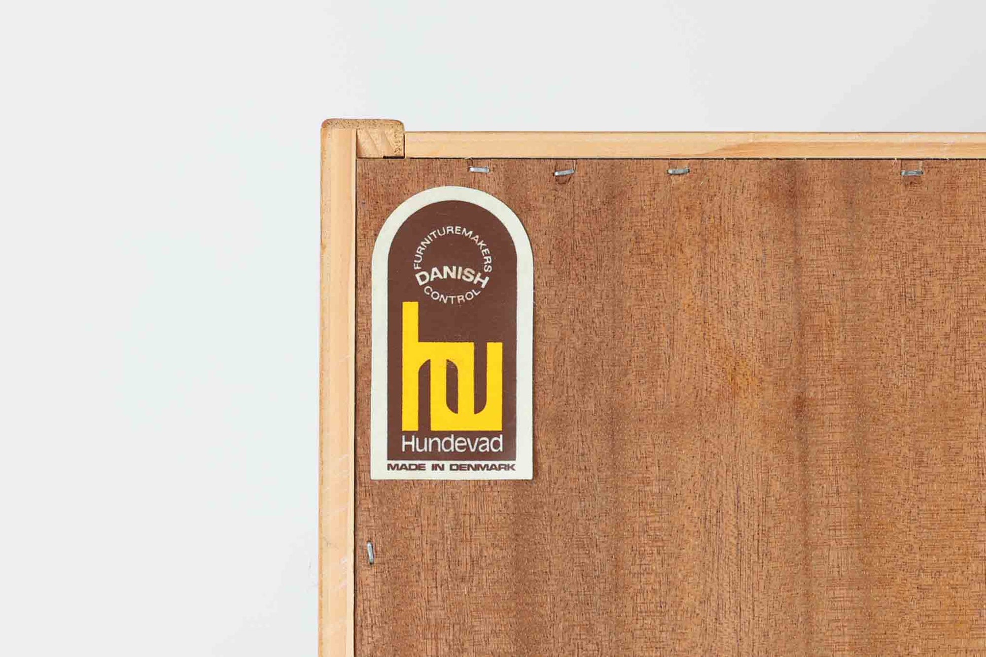 Hundevad &amp; Co社製の造りが良いブックシェルフです。良質なオーク材が使用されています。大型で様々な本が収納可能です。Poul Hundevadならではの棚板前面のスリットとタボが見えない設計により非常にすっきりとした印象に仕上がっています。