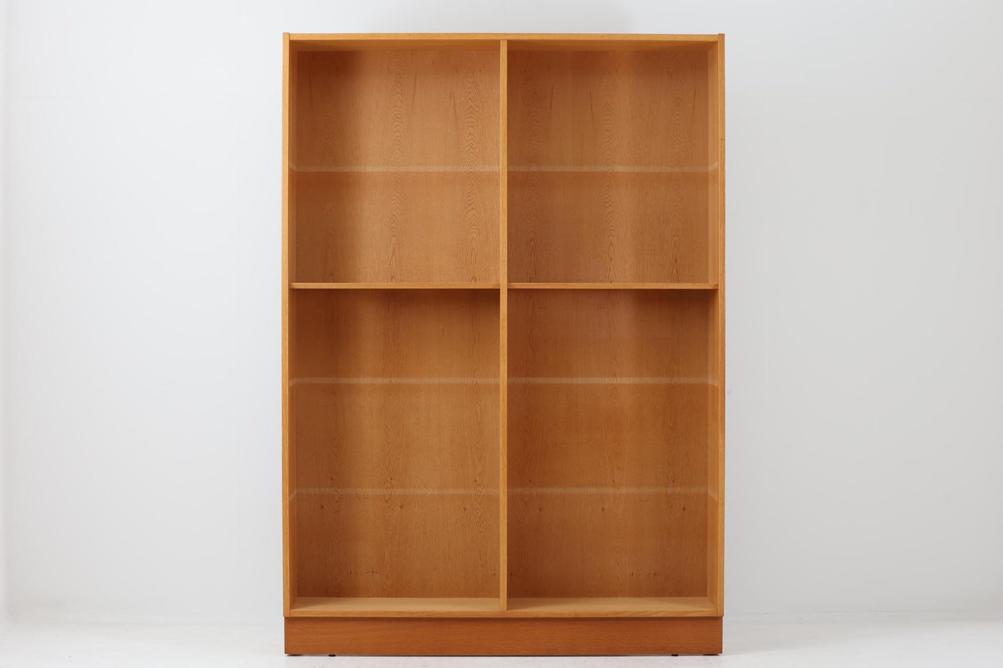 Hundevad &amp; Co社製の造りが良いブックシェルフです。良質なオーク材が使用されています。大型で様々な本が収納可能です。Poul Hundevadならではの棚板前面のスリットとタボが見えない設計により非常にすっきりとした印象に仕上がっています。