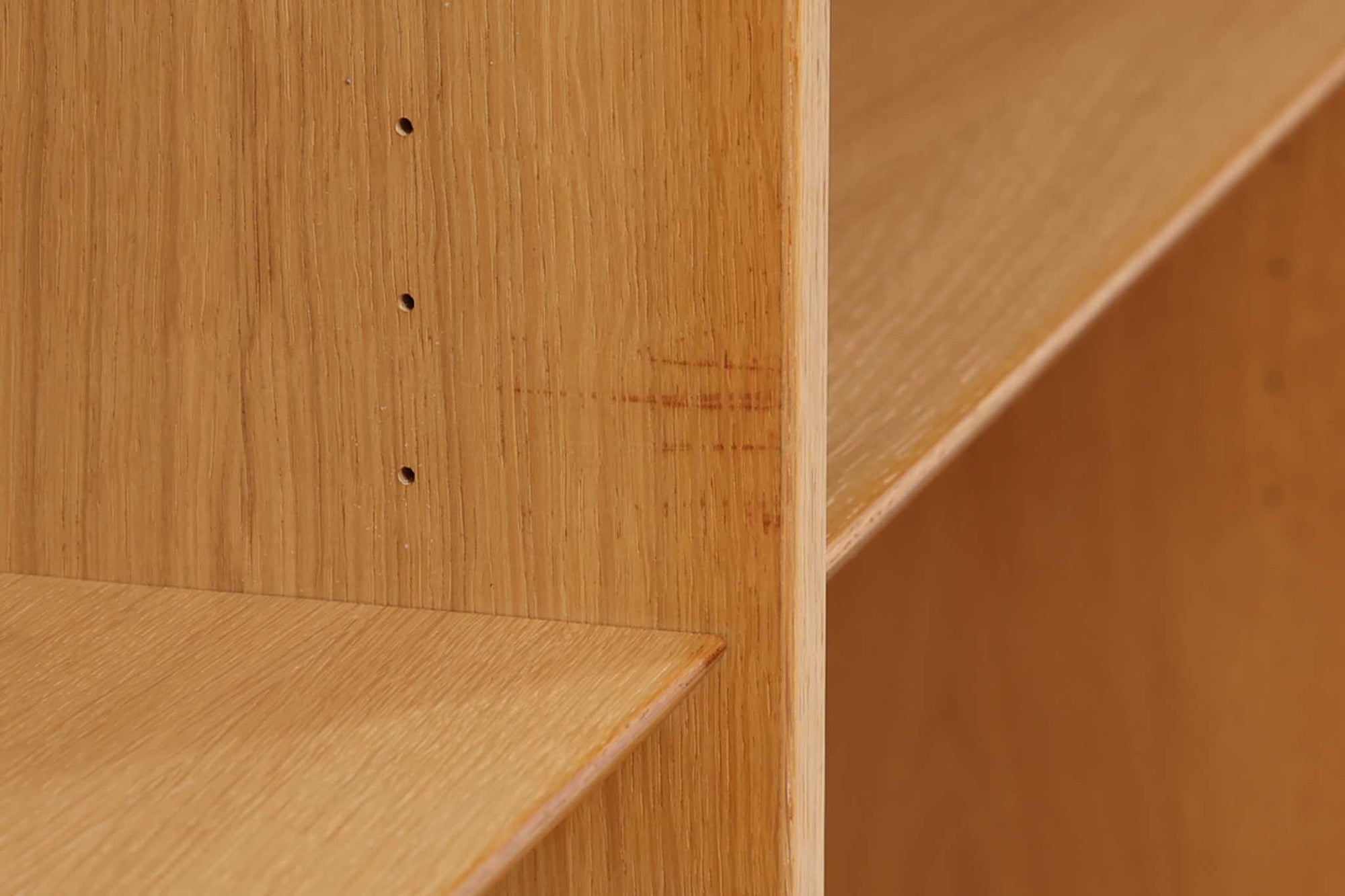 Hundevad &amp; Co社製の造りが良いブックシェルフです。良質なオーク材が使用されています。大型で様々な本が収納可能です。Poul Hundevadならではの棚板前面のスリットとタボが見えない設計により非常にすっきりとした印象に仕上がっています。