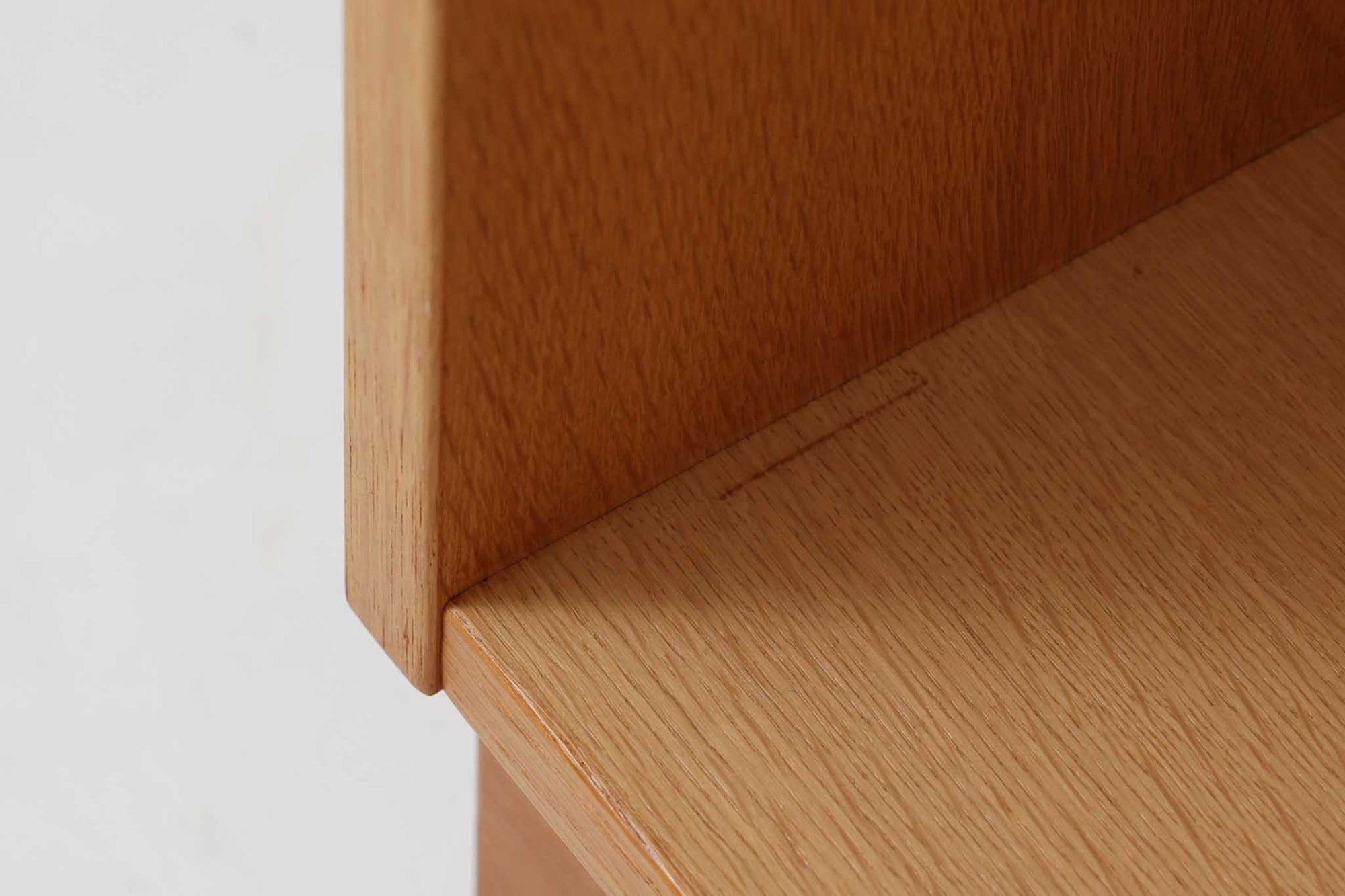 Hundevad &amp; Co社製の造りが良いブックシェルフです。良質なオーク材が使用されています。大型で様々な本が収納可能です。Poul Hundevadならではの棚板前面のスリットとタボが見えない設計により非常にすっきりとした印象に仕上がっています。