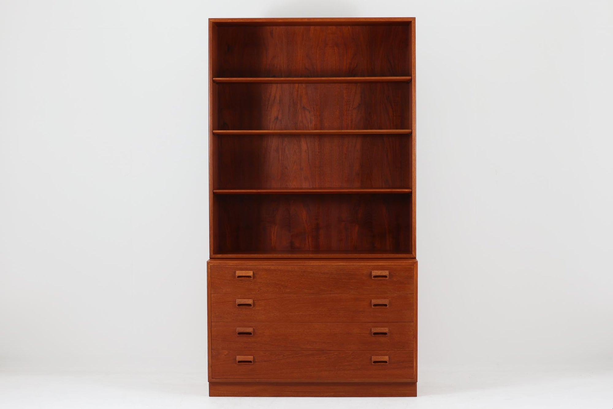 デンマークを代表する家具デザイナー、Borge mogensen（ボーエ・モーエンセン）によってデザインされた、Soborg mobler社製のディスプレイシェルフです。上部には本や雑貨を美しく並べられるオープンシェルフ、下部には4杯の引き出しが備わっており、収納力と見せる楽しさを兼ね備えた実用的な構成となっています。素材にはチーク材が使用されており、温かみのある木目と落ち着いた色味が空間に上質な印象を与えます。背面にはメーカーラベルが残っており、モーエンセン作品としての価値を感じさせる一品です。幅100cmと程よいサイズ感で、リビングや書斎など幅広いシーンにおすすめです。
