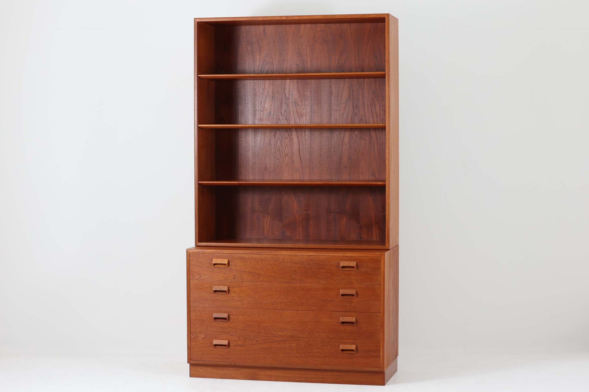 デンマークを代表する家具デザイナー、Borge mogensen（ボーエ・モーエンセン）によってデザインされた、Soborg mobler社製のディスプレイシェルフです。上部には本や雑貨を美しく並べられるオープンシェルフ、下部には4杯の引き出しが備わっており、収納力と見せる楽しさを兼ね備えた実用的な構成となっています。素材にはチーク材が使用されており、温かみのある木目と落ち着いた色味が空間に上質な印象を与えます。背面にはメーカーラベルが残っており、モーエンセン作品としての価値を感じさせる一品です。幅100cmと程よいサイズ感で、リビングや書斎など幅広いシーンにおすすめです。