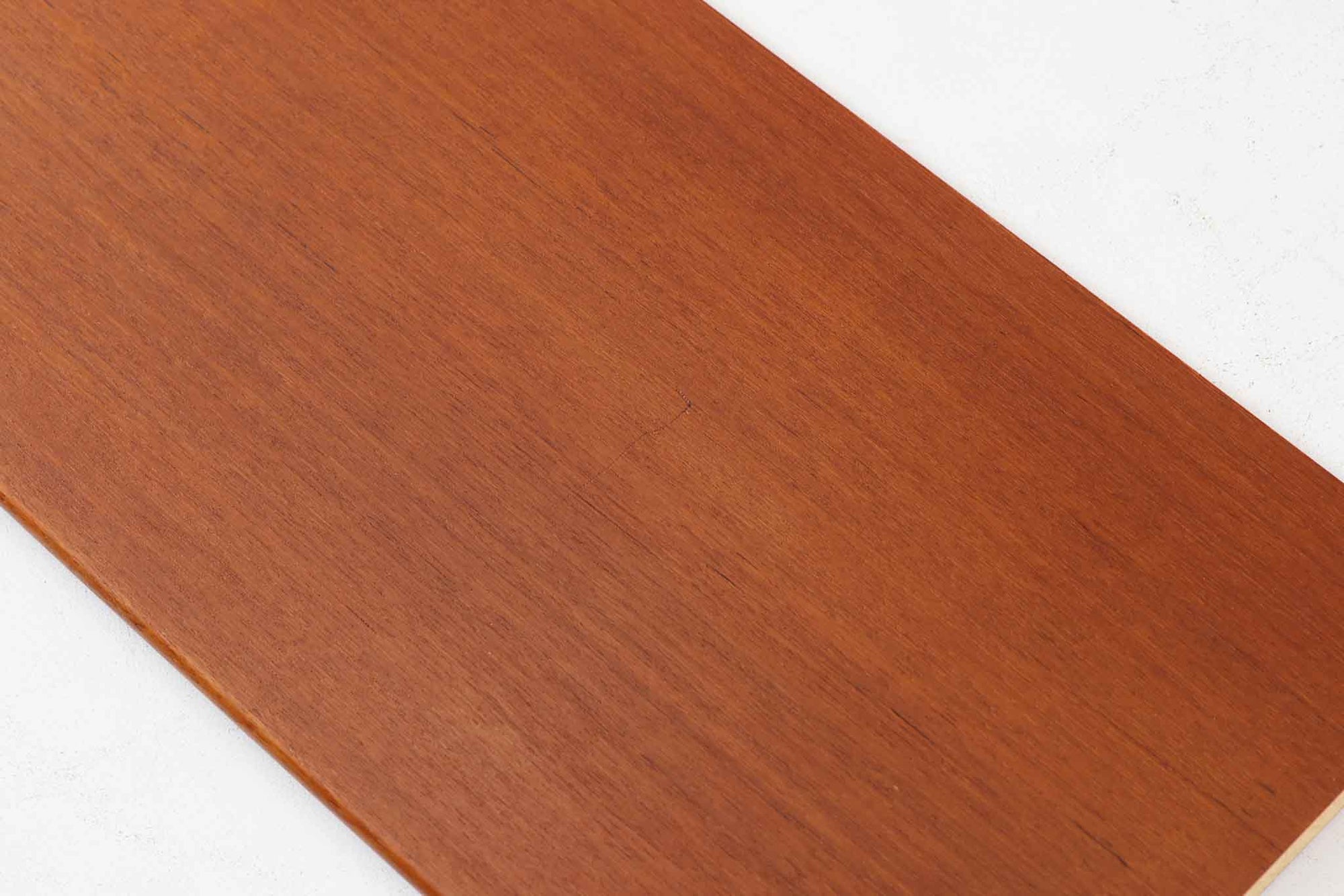 デンマークを代表する家具デザイナー、Borge mogensen（ボーエ・モーエンセン）によってデザインされた、Soborg mobler社製のディスプレイシェルフです。上部には本や雑貨を美しく並べられるオープンシェルフ、下部には4杯の引き出しが備わっており、収納力と見せる楽しさを兼ね備えた実用的な構成となっています。素材にはチーク材が使用されており、温かみのある木目と落ち着いた色味が空間に上質な印象を与えます。背面にはメーカーラベルが残っており、モーエンセン作品としての価値を感じさせる一品です。幅100cmと程よいサイズ感で、リビングや書斎など幅広いシーンにおすすめです。