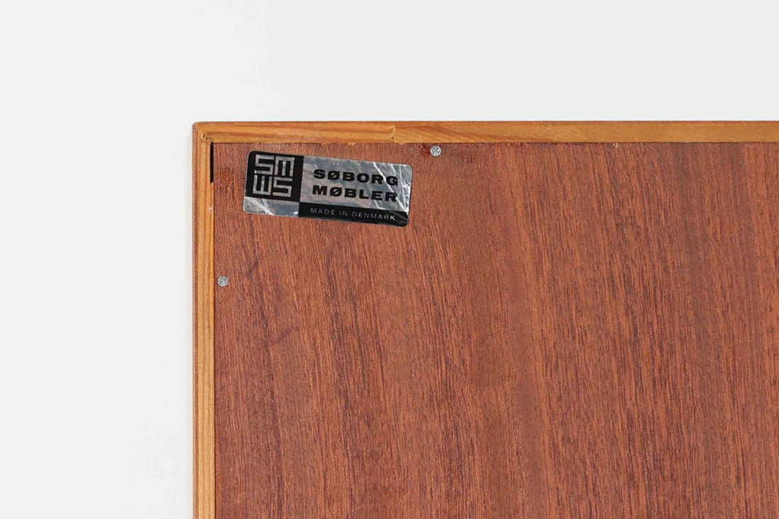 デンマークを代表する家具デザイナー、Borge mogensen（ボーエ・モーエンセン）によってデザインされた、Soborg mobler社製のディスプレイシェルフです。上部には本や雑貨を美しく並べられるオープンシェルフ、下部には4杯の引き出しが備わっており、収納力と見せる楽しさを兼ね備えた実用的な構成となっています。素材にはチーク材が使用されており、温かみのある木目と落ち着いた色味が空間に上質な印象を与えます。背面にはメーカーラベルが残っており、モーエンセン作品としての価値を感じさせる一品です。幅100cmと程よいサイズ感で、リビングや書斎など幅広いシーンにおすすめです。