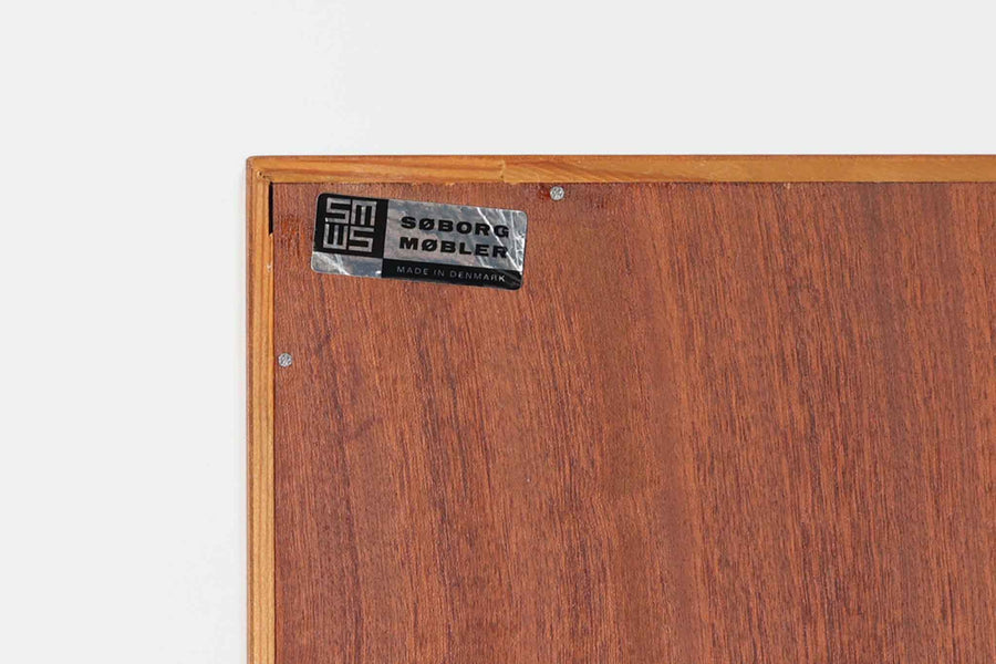デンマークを代表する家具デザイナー、Borge mogensen（ボーエ・モーエンセン）によってデザインされた、Soborg mobler社製のディスプレイシェルフです。上部には本や雑貨を美しく並べられるオープンシェルフ、下部には4杯の引き出しが備わっており、収納力と見せる楽しさを兼ね備えた実用的な構成となっています。素材にはチーク材が使用されており、温かみのある木目と落ち着いた色味が空間に上質な印象を与えます。背面にはメーカーラベルが残っており、モーエンセン作品としての価値を感じさせる一品です。幅100cmと程よいサイズ感で、リビングや書斎など幅広いシーンにおすすめです。