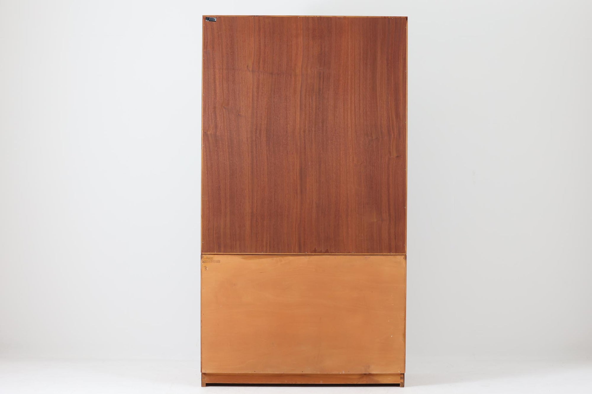 デンマークを代表する家具デザイナー、Borge mogensen（ボーエ・モーエンセン）によってデザインされた、Soborg mobler社製のディスプレイシェルフです。上部には本や雑貨を美しく並べられるオープンシェルフ、下部には4杯の引き出しが備わっており、収納力と見せる楽しさを兼ね備えた実用的な構成となっています。素材にはチーク材が使用されており、温かみのある木目と落ち着いた色味が空間に上質な印象を与えます。背面にはメーカーラベルが残っており、モーエンセン作品としての価値を感じさせる一品です。幅100cmと程よいサイズ感で、リビングや書斎など幅広いシーンにおすすめです。