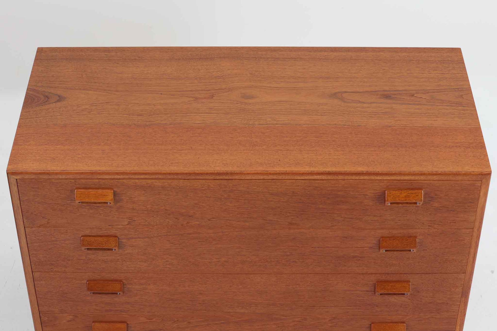 デンマークを代表する家具デザイナー、Borge mogensen（ボーエ・モーエンセン）によってデザインされた、Soborg mobler社製のディスプレイシェルフです。上部には本や雑貨を美しく並べられるオープンシェルフ、下部には4杯の引き出しが備わっており、収納力と見せる楽しさを兼ね備えた実用的な構成となっています。素材にはチーク材が使用されており、温かみのある木目と落ち着いた色味が空間に上質な印象を与えます。背面にはメーカーラベルが残っており、モーエンセン作品としての価値を感じさせる一品です。幅100cmと程よいサイズ感で、リビングや書斎など幅広いシーンにおすすめです。