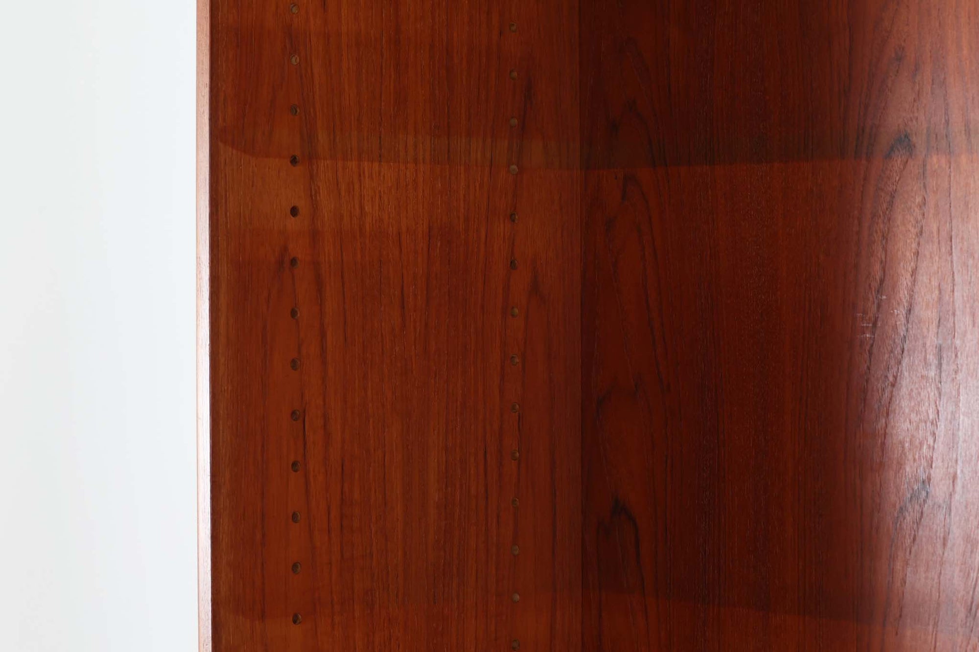 デンマークを代表する家具デザイナー、Borge mogensen（ボーエ・モーエンセン）によってデザインされた、Soborg mobler社製のディスプレイシェルフです。上部には本や雑貨を美しく並べられるオープンシェルフ、下部には4杯の引き出しが備わっており、収納力と見せる楽しさを兼ね備えた実用的な構成となっています。素材にはチーク材が使用されており、温かみのある木目と落ち着いた色味が空間に上質な印象を与えます。背面にはメーカーラベルが残っており、モーエンセン作品としての価値を感じさせる一品です。幅100cmと程よいサイズ感で、リビングや書斎など幅広いシーンにおすすめです。